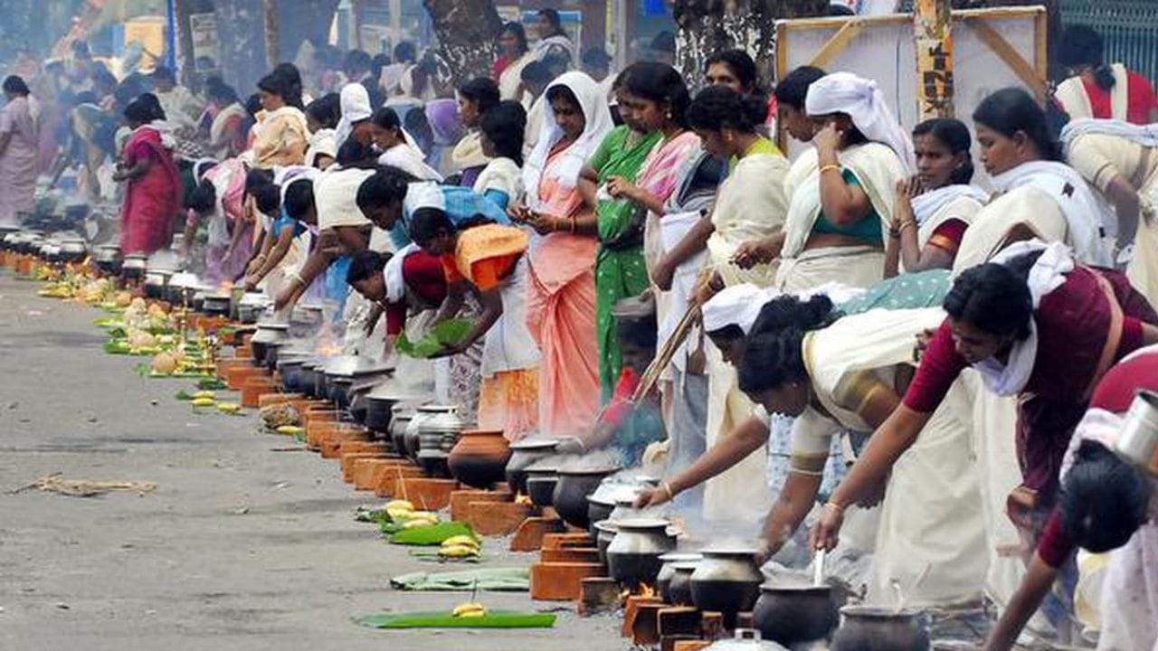 ഒന്‍പത് ദിവസത്തെ വ്രതം അനുഷ്ഠിച്ച് ആത്മശുദ്ധിയോടെ വേണം പൊങ്കാല സമര്‍പ്പിക്കാന്‍. വ്രതമെടുക്കുമ്പോള്‍ ദിവസത്തില്‍ ഒരുനേരം മാത്രം അരിയാഹാരം കഴിക്കുകയും വിശക്കുകയാണെങ്കില്‍ ബാക്കി സമയങ്ങളില്‍ ഫലവര്‍ഗങ്ങള്‍ കഴിക്കുന്നതുമാണ് രീതി. (Image Credits: Social Media)