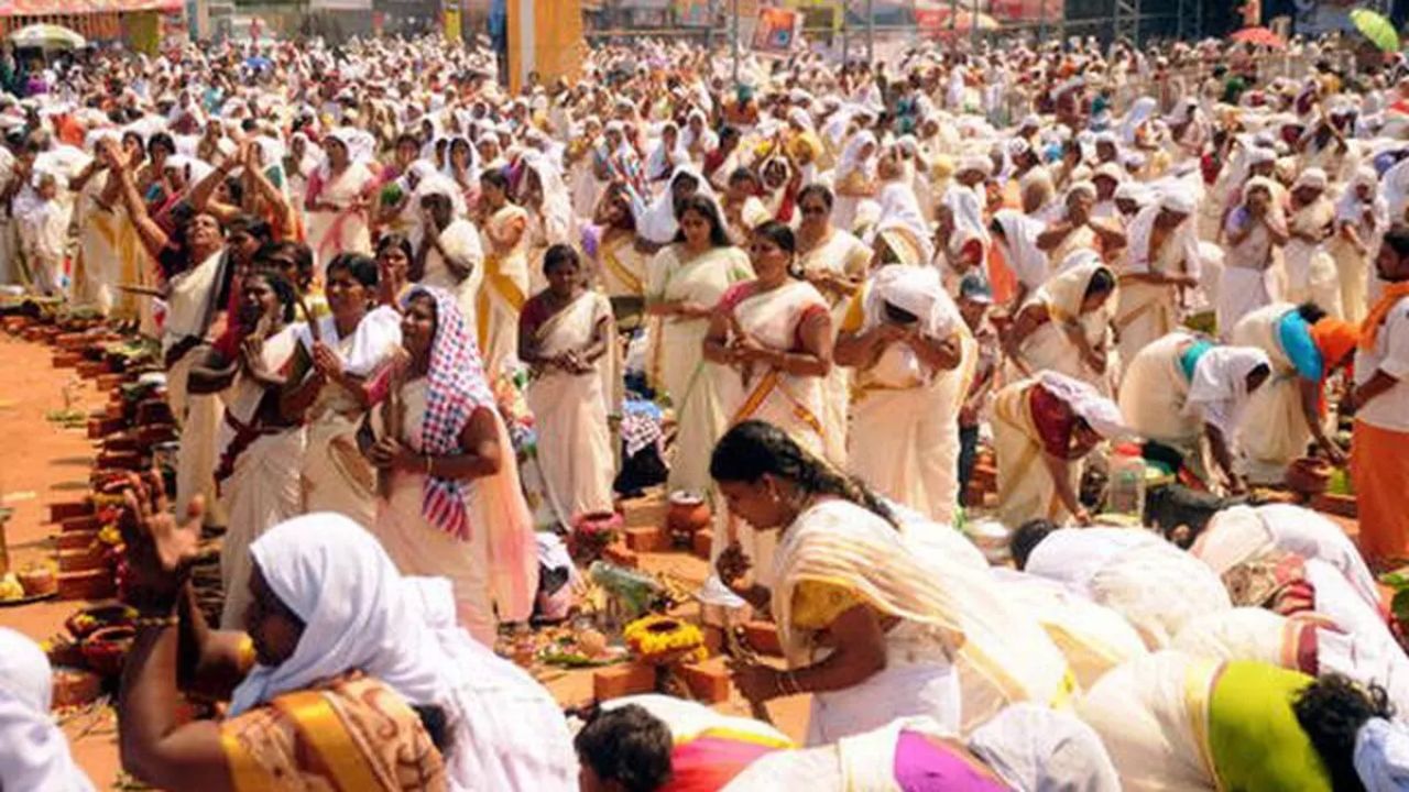 നാം ചെയ്യുന്ന ഓരോ പ്രവൃത്തിയിലും ശുദ്ധി പരമപ്രധാനമാണ്. ബ്രഹ്‌മചര്യം അനുഷ്ഠിക്കുന്നതും പ്രധാനം. വ്രതമെടുക്കുന്ന ഓരോ ദിവസവും ദുരിതങ്ങളെല്ലാം അകറ്റി തരണേയെന്നും അനുഗ്രഹം ചൊരിയണേയെന്നും ദേവിയോട് പ്രാര്‍ത്ഥിക്കണം. (Image Credits: Social Media)