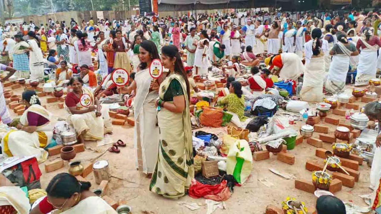 പൊങ്കാലയിടുന്ന സമയത്ത് വസ്ത്രധാരണത്തിലും ഒട്ടേറെ കാര്യങ്ങള്‍ ശ്രദ്ധിക്കേണ്ടതായിട്ടുണ്ട്. പൊങ്കാലയിടുന്നവര്‍ പുത്തന്‍ കോട്ടണ്‍ വസ്ത്രങ്ങള്‍ ധരിക്കുന്നതാണ് ഉത്തമം. അതില്ല എങ്കില്‍ അലക്കി വൃത്തിയാക്കിയ കോട്ടണ്‍ വസ്ത്രങ്ങളും നിങ്ങള്‍ക്ക് ഉപയോഗിക്കാവുന്നതാണ്. (Image Credits: Social Media)