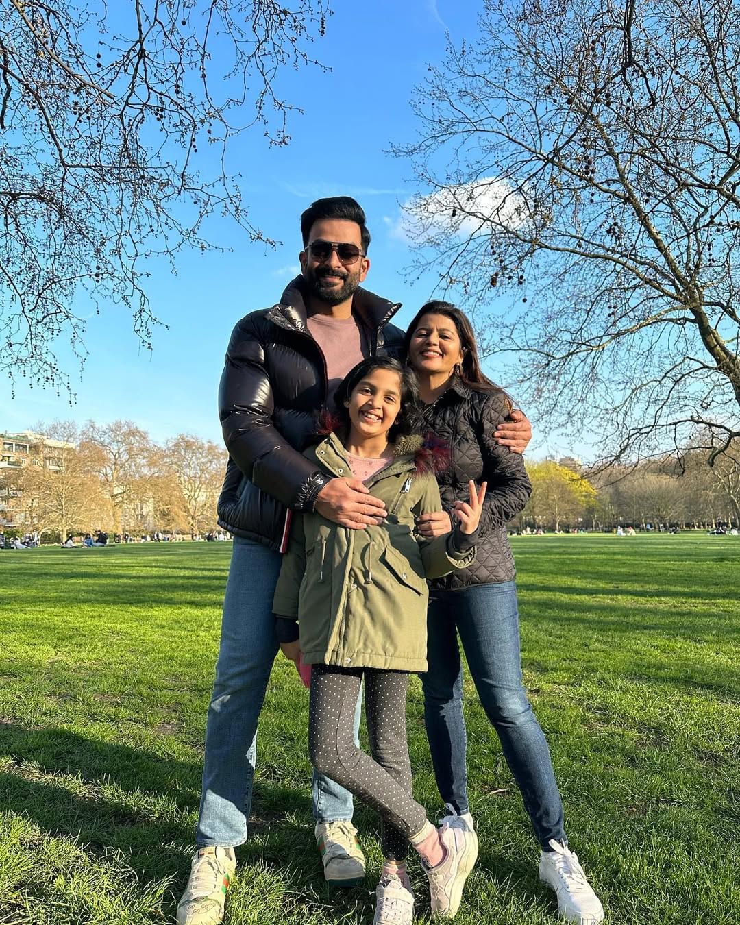 ആ പാട്ട് വെച്ച് തന്നെ സിനിമ തുടങ്ങണമെന്ന് പറഞ്ഞപ്പോഴാണ് ആദ്യ ഗാനം തന്നെ എമ്പുരാനെ എന്നാക്കി മാറ്റിയത്. ആ പാട്ടിന്റെ രണ്ട് വരി മാത്രമാണ് ട്രെയ്‌ലറില്‍ ഉള്‍പ്പെടുത്തിയത്. അത് എല്ലാവരും ഏറ്റെടുത്തു. ആ വരികള്‍ കേള്‍ക്കുന്നത് ഒരു കുട്ടിയുടെ ശബ്ദത്തിലാണ്. ആ ശബ്ദത്തിന്റെ ഉടമ പൃഥ്വിയുടെ മകള്‍ അലംകൃതയാണ്. (Image Credits: Instagram)