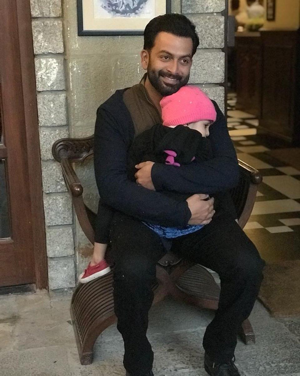 എമ്പുരാന്‍ സോങ് ഒരു കുട്ടിയുടെ ശബ്ദത്തില്‍ തുടങ്ങാമെന്നത് പൃഥ്വിയുടെ സജഷനായിരുന്നു. അങ്ങനെ എട്ടോ പത്തോ വയസുള്ള കുട്ടി മതിയെന്ന് തീരുമാനിച്ചു. അങ്ങനെയാണ് മകളെ പാടിപ്പിച്ച് നോക്കാന്‍ പൃഥ്വി പറഞ്ഞത്. (Image Credits: Instagram)