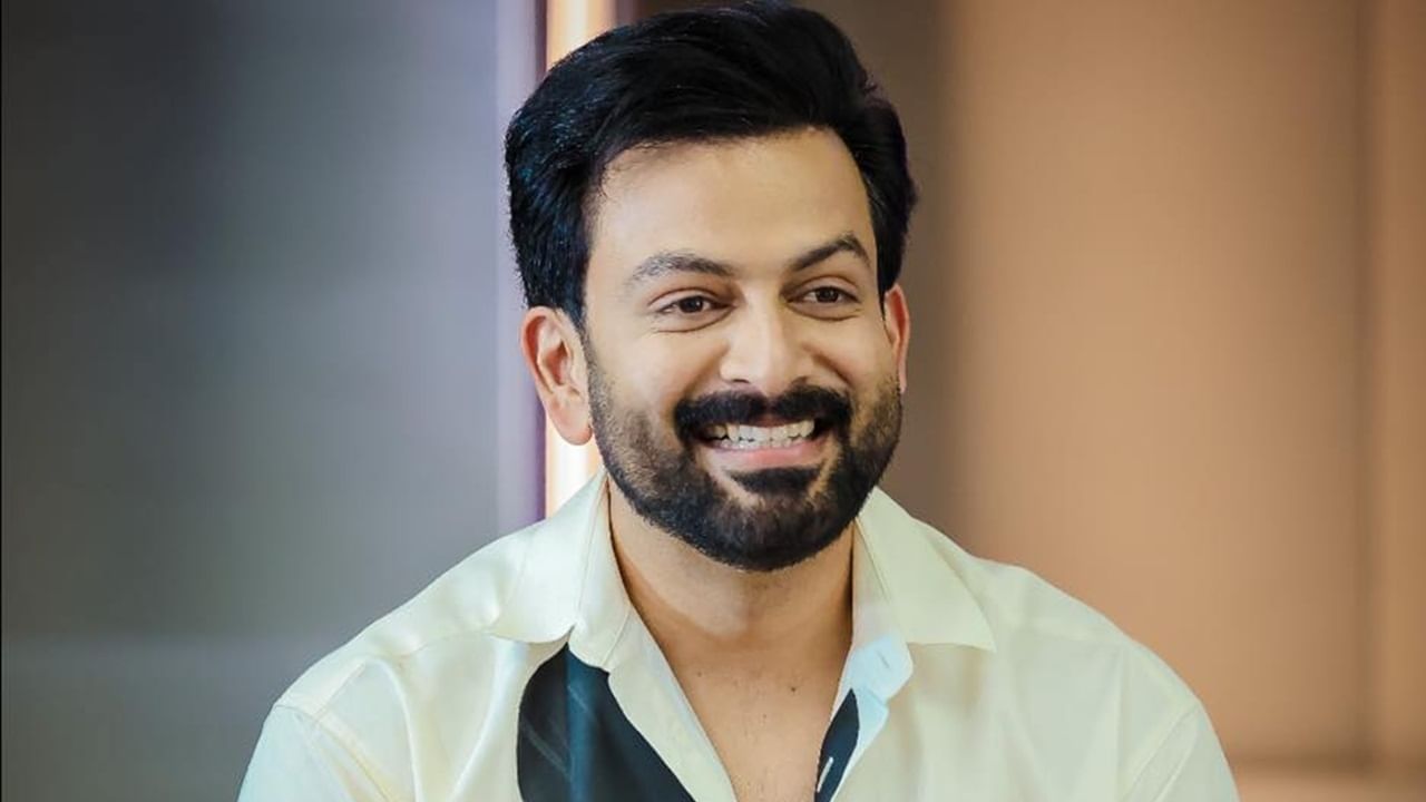 യാത്ര ചെയ്യുമ്പോള് ആ സ്ഥലങ്ങളിലെ പ്രാദേശിക വിഭവങ്ങള് കഴിക്കാനാണ് താത്പര്യം. ഇന്തോനേഷ്യയിലാണെങ്കില് ഇന്തോനേഷ്യന് വിഭവങ്ങള് മാത്രമേ കഴിക്കൂ. ജാപ്പനീസ് ഫുഡും, മെഡിറ്ററേനിയന് ഭക്ഷണവും ഇഷ്ടമാണ്. ജീവിതകാലം മുഴുവന് ഒരു ഭക്ഷണരീതി മാത്രം തിരഞ്ഞെടുക്കാന് പറഞ്ഞാല്, അത് വീട്ടിലെ ഭക്ഷണം തിരഞ്ഞെടുക്കും. ചോറും മീന്കറിയുമാണ് ഇഷ്ടമെന്നും പൃഥിരാജ് പറഞ്ഞു (Image Credits: Social Media)