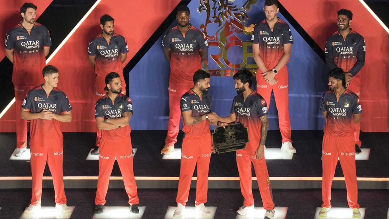 ഐപിഎല്‍ ആരംഭിക്കുന്നതിന് മുമ്പേ വിവാദങ്ങള്‍ക്ക് തിരി കൊളുത്തി റോയല്‍ ചലഞ്ചേഴ്‌സ് ബെംഗളൂരു. ആര്‍സിബിയുടെ ഒരു വീഡിയോ മുംബൈ ഇന്ത്യന്‍സിനെ പരിഹസിക്കുന്നതാണെന്നാണ് ആരോപണം.  ഈ വര്‍ഷം രജത് പട്ടീദറിനെ ആര്‍സിബി ക്യാപ്റ്റനായി നിയമിച്ചിരുന്നു. രജതിന് മുന്‍ ക്യാപ്റ്റന്‍മാരായ വിരാട് കോഹ്ലി, ഫാഫ് ഡു പ്ലെസിസ് എന്നിവര്‍ നേരത്തെ ആശംസകളും നേര്‍ന്നിരുന്നു (Image Credits: PTI)