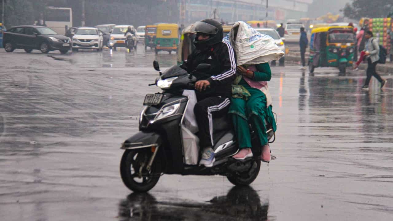 Kerala Weather Update: ഈ ജില്ലക്കാർ കുടയെടുക്കാൻ മറക്കേണ്ട, വരുന്നത് ഇടിമിന്നലോടുകൂടിയ മഴ; പ്രത്യേക മുന്നറിയിപ്പ്