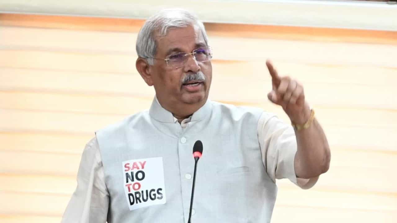 Rajendra Arlekar: സവർക്കർ രാജ്യശത്രുവല്ല, ശരിയായി പഠിച്ചാൽ കാര്യങ്ങൾ മനസിലാവും; എസ്എഫ്ഐ ബാനറിൽ അതൃപ്തി പരസ്യമാക്കി ഗവർണർ Rajendra Arlekar: സവർക്കർ രാജ്യശത്രുവല്ല, ശരിയായി പഠിച്ചാൽ കാര്യങ്ങൾ മനസിലാവും; എസ്എഫ്ഐ ബാനറിൽ അതൃപ്തി പരസ്യമാക്കി ഗവർണർ