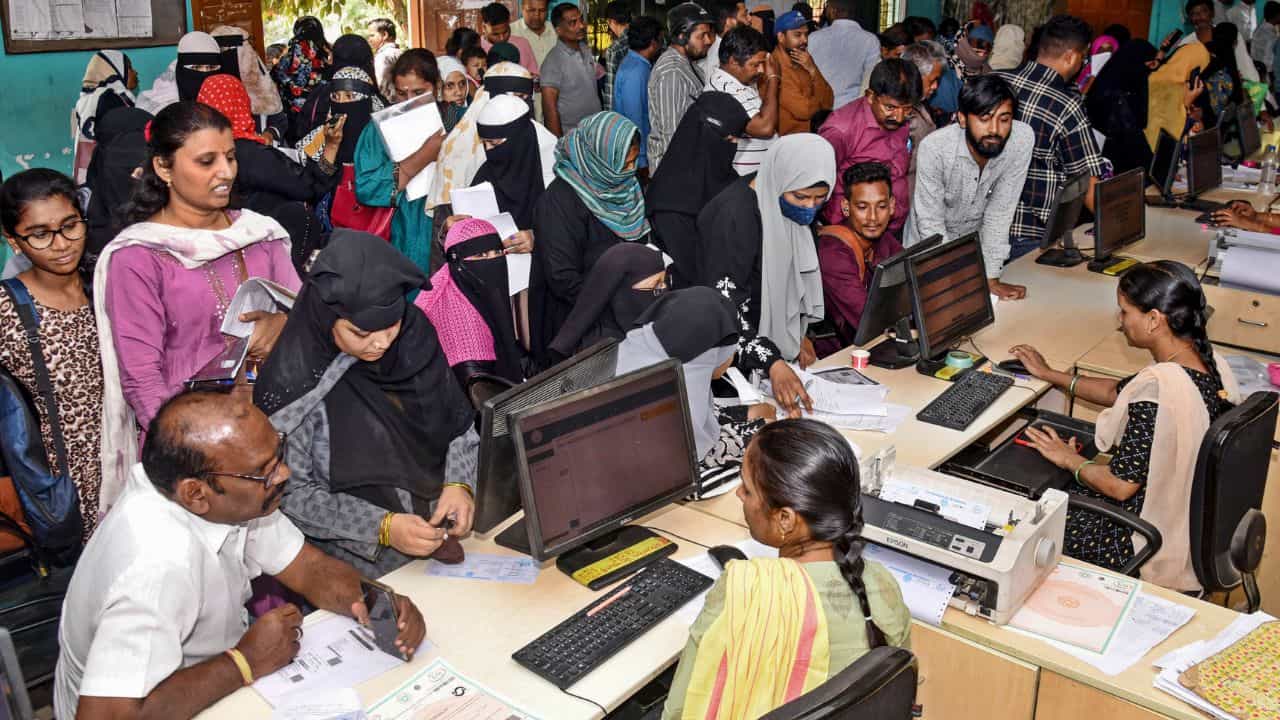 Ration Card Mustering : റേഷൻ കാർഡ് മസ്റ്ററിങ് ഇതുവരെ ചെയ്തില്ലേ? റേഷൻ വിഹിതം വെട്ടിക്കുറയ്ക്കും