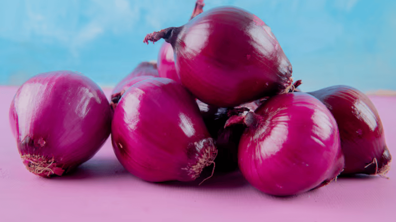 സവാളയിൽ അടങ്ങിയിരിക്കുന്ന ആൻ്റി ഓക്സിഡൻ്റുകൾ ആരോഗ്യത്തിന് ഏറെ നല്ലതാണ്. രക്തത്തിലെ പഞ്ചസാരയുടെ അളവ് നിയന്ത്രിക്കാൻ പച്ച ഉള്ളിക്ക് കഴിയും. പ്രമേഹം അല്ലെങ്കിൽ പ്രീ ഡയബറ്റീസ് കുറയ്ക്കാൻ സവാള ദിവസവും കഴിക്കാവുന്നതാണ്.