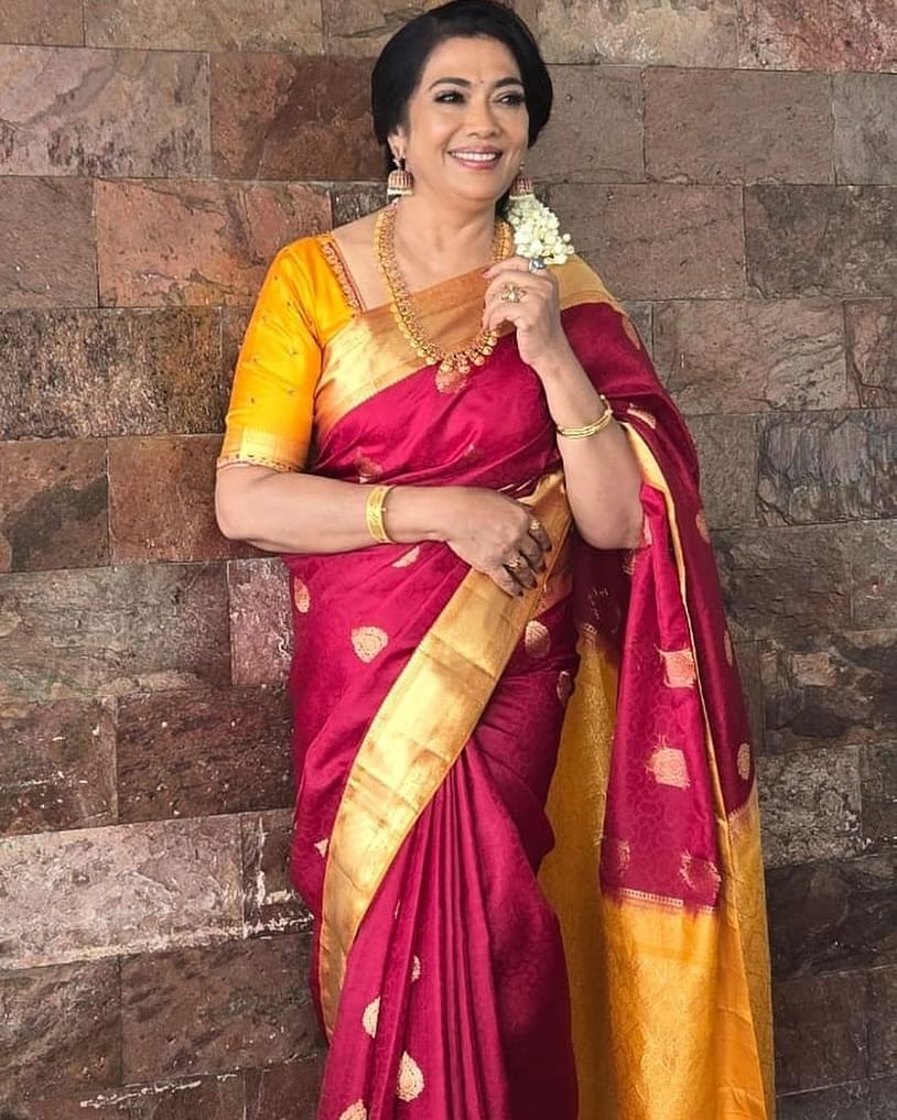 ലാന്ഡ് സര്വേയ്ക്ക് വേണ്ടി കൊടൈക്കനാലിലേക്ക് പോയതായിരുന്നു ഭര്ത്താവ്. ഒരു ഹവ്വായി ചപ്പലായിരുന്നു അദ്ദേഹം ധരിച്ചിരുന്നത്. അതുകൊണ്ട് പാറക്കല്ലില് നിന്നും കാല് വഴുതി വീണ് തോളെല്ല് ഒടിഞ്ഞു. നന്നായി നീര് വെച്ചിരുന്നു. ഇക്കാര്യം ഞങ്ങളോട് അദ്ദേഹം പറഞ്ഞിരുന്നില്ല. (Image Credits: Instagram)