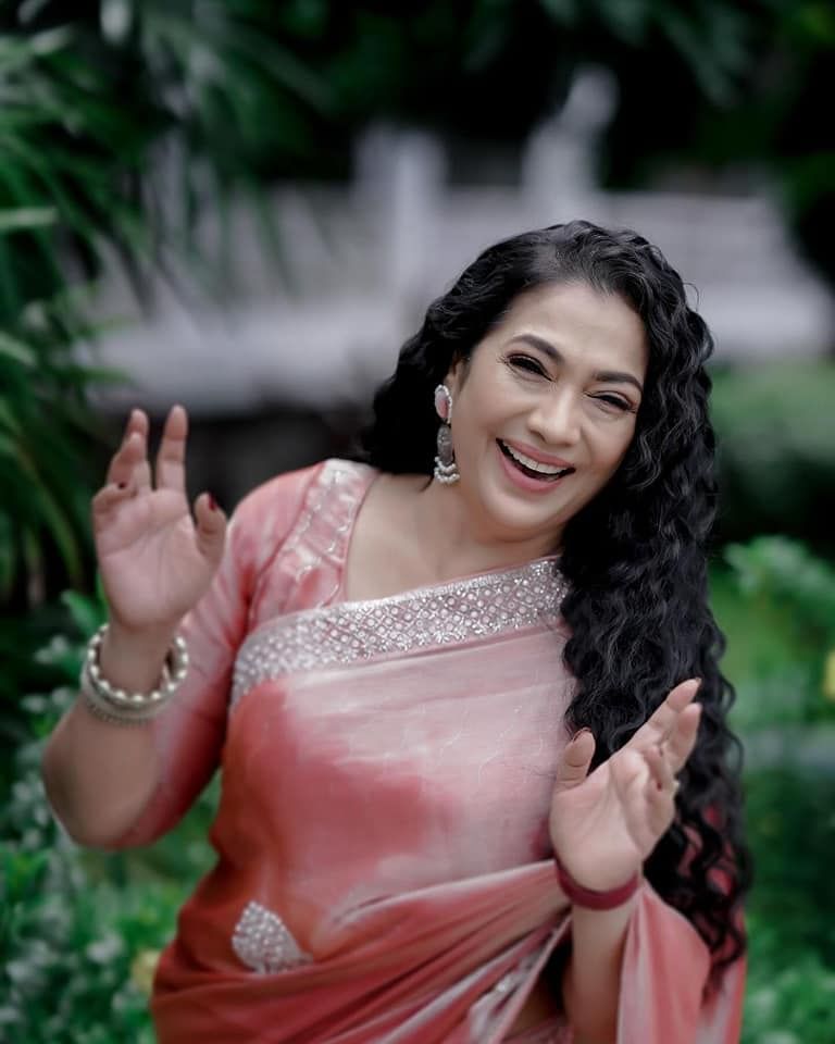 തന്റെ ഭര്ത്താവിന് അപ്രതീക്ഷിതമായുണ്ടായ അപകടത്തെ കുറിച്ചാണ് രേഖ വീഡിയോയില് പറയുന്നത്. അദ്ദേഹത്തിന്റെ തോളെല്ല് ഒടിഞ്ഞ് ചികിത്സയലാണെന്നും രേഖ വീഡിയോയില് പറയുന്നു. (Image Credits: Instagram)