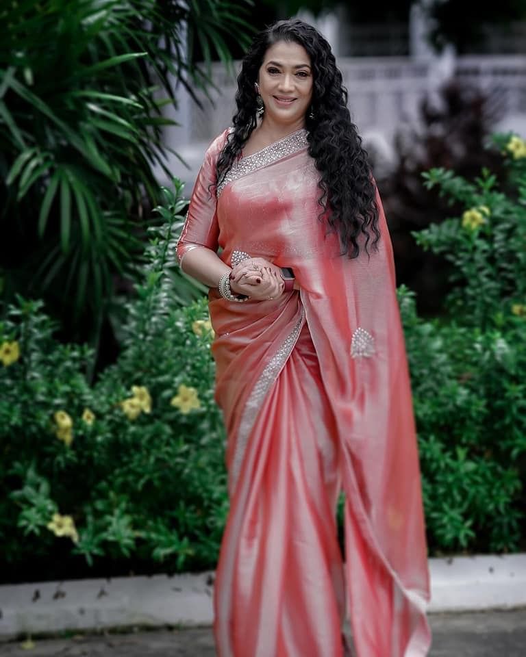 സ്കാന് ചെയ്യാനായി അടുത്തുള്ള ആശുപത്രിയില് പോയപ്പോഴാണ് ഞങ്ങളോട് വിവരം പറയുന്നത്. നാല് മണിക്കൂര് നീണ്ട സര്ജറിയാണ് അദ്ദേഹത്തിന് നടന്നത്. പ്ലേറ്റ് വെച്ചിരിക്കുകയാണ്. വളരെ മോശം അവസ്ഥയാണ് അനുഭവിച്ചത്. എല്ലാവരുടെയും പ്രാര്ത്ഥനയും പിന്തുണയും വേണം. (Image Credits: Instagram)