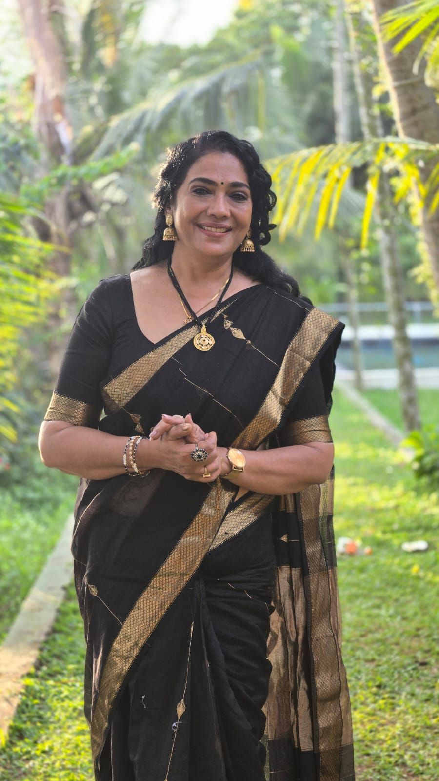 തന്റെയും കുടുംബത്തിന്റെയും വിശേഷങ്ങള്‍ സോഷ്യല്‍ മീഡിയയിലൂടെ ആരാധകരുമായി പങ്കിടാന്‍ എപ്പോഴും ശ്രദ്ധിക്കുന്ന ആളാണ് നടി രേഖ. എന്നാല്‍ ദയവ് ചെയ്ത് എനിക്കായി പ്രാര്‍ത്ഥിക്കണം, ഏത് നേരത്ത് എന്ത് സംഭവിക്കുമെന്ന് പറയാന്‍ കഴിയില്ലെന്ന് തലക്കെട്ടോടെ രേഖ പങ്കുവെച്ച വീഡിയോ ആരാധകരെ മുഴുവന്‍ ദുഃഖത്തിലാക്കിയിരിക്കുകയാണ്. (Image Credits: Instagram)