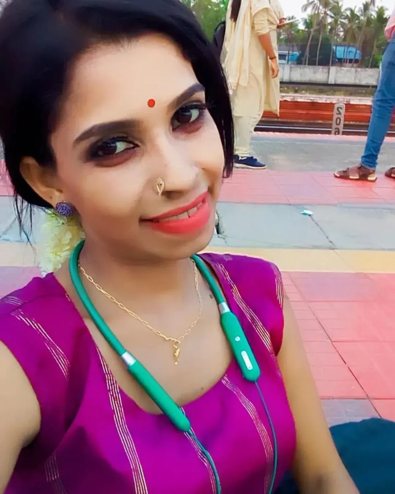 കൊല്ലം സുധിയുടെ മക്കളായ കിച്ചുവും റിതുലും രേണുവും അദ്ദേഹത്തിന്റെ മരണത്തോടെ തീര്‍ത്തും അനാഥരാകുകയായിരുന്നു. അദ്ദേഹത്തിന്റെ മരണ ശേഷം സന്നദ്ധസംഘടനകളുടെ സഹായത്തോടെയാണ് സ്വന്തമായൊരു വീടെന്ന സ്വപ്‌നം അവര്‍ക്ക് പൂര്‍ത്തിയാക്കാന്‍ സാധിച്ചത്. (Image Credits: Instagram)