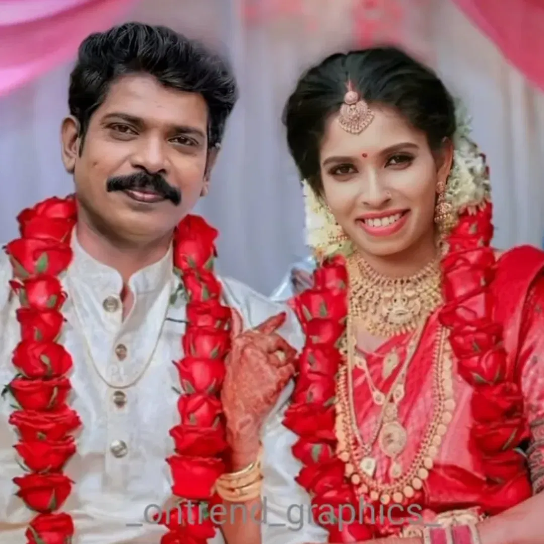 ഇപ്പോഴിതാ തന്നെ വിമര്‍ശിക്കുന്നവര്‍ക്ക് ചുട്ടമറുപടിയുമായി എത്തിയിരിക്കുകയാണ് രേണു. സുധിക്കൊപ്പമുള്ള ഫോട്ടോ പങ്കുവെച്ചുകൊണ്ടായിരുന്നു അവരുടെ പ്രതികരണം. സുധിച്ചേട്ടന്റെ വൈഫായി ഇരിക്കുന്നിടം വരെ ആര് എന്ത് പറഞ്ഞാലും അദ്ദേഹത്തിന്റെ ഫോട്ടോ ഡിപിയില്‍ നിന്ന് മാറ്റുന്ന പ്രശ്‌നമില്ല. കാരണം എന്റെ കെട്ട്യോന്റെ ഡിപി എനിക്കിടാനുള്ള അധികാരമുണ്ട്. സോ ചൊറിയുന്നവര്‍ ചൊറിഞ്ഞോണ്ടിരിക്കൂ, ഐ ആം നോട്ട് ബോതേര്‍ഡ് എബൗട്ട് യുവര്‍ ചൊറിച്ചില്‍ എന്നാണ് രേണു കുറിച്ചത്. (Image Credits: Instagram)