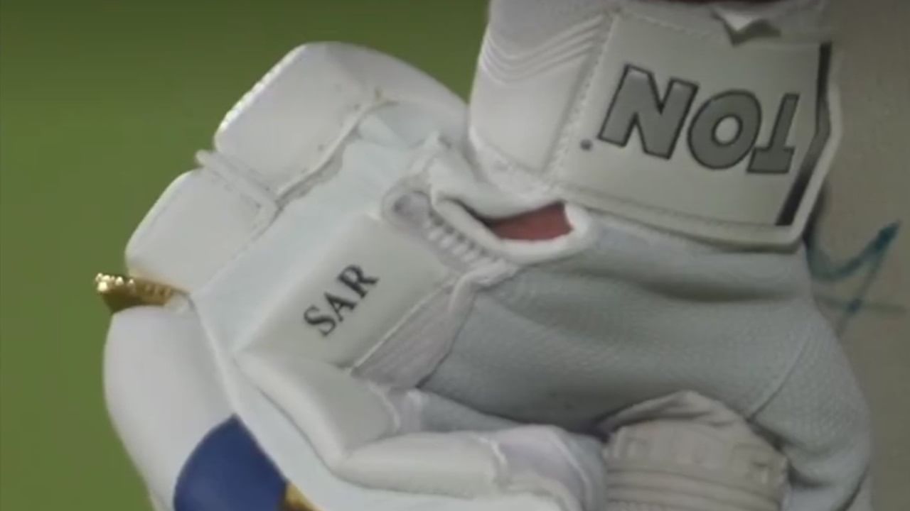 'SAR' എന്ന് ഗ്ലൗവില്‍ എഴുതിയിരിക്കുന്നതാണ് ശ്രദ്ധേയമായത്. കുടുംബത്തോടുള്ള രോഹിതിന്റെ സ്‌നേഹം വ്യക്തമാക്കുന്നതാണ് ഈ എഴുത്തെന്ന് ആരാധകര്‍ പറയുന്നു  (Image Credits: Social Media)