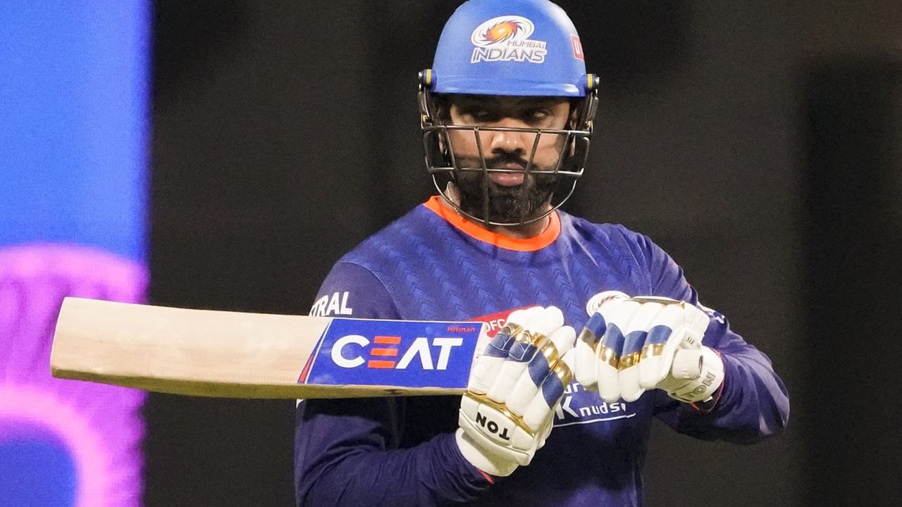 മകള്‍ സമൈറ, മകന്‍ അഹാന്‍, ഭാര്യ റിതി എന്നിവരുടെ പേരുകളുടെ ആദ്യ അക്ഷരങ്ങള്‍ താരം ചേര്‍ത്തെഴുതിയിരിക്കുന്നതാണെന്നാണ് ആരാധകരുടെ കണ്ടുപിടിത്തം. എന്തായാലും ചിത്രങ്ങള്‍ ഉടന്‍ വൈറലായി (Image Credits: PTI)