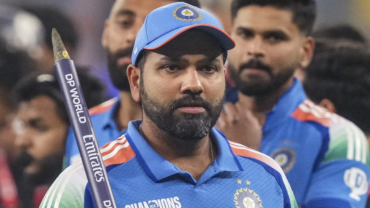 മുംബൈയിലെ വസതിയില്‍ രോഹിത് അഹാനെ എടുത്തുനില്‍ക്കുന്ന ചിത്രം ആരാധകര്‍ ഏറ്റെടുത്തു. രോഹിതിന്റെ മകള്‍ സമൈറ ഇരുവര്‍ക്കുമൊപ്പം കളിക്കുന്നതും ചിത്രത്തില്‍ കാണാം (Image Credits: PTI)