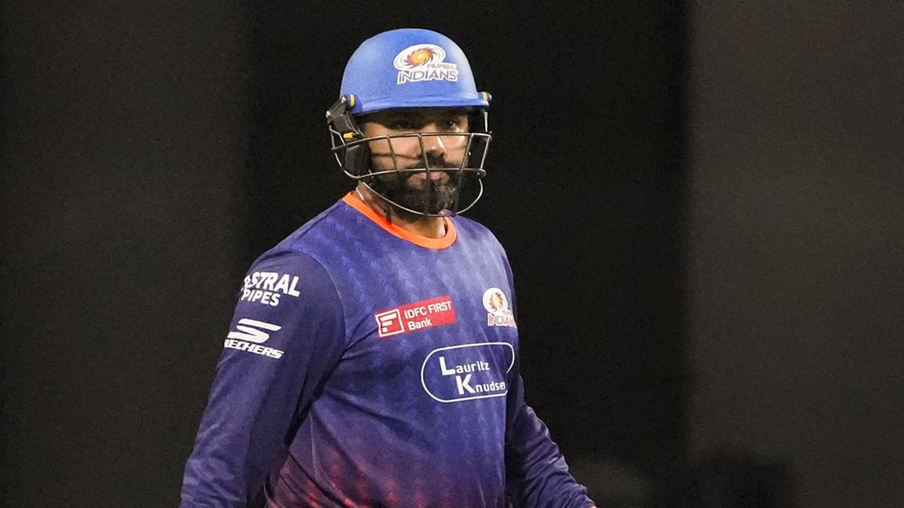 മത്സരത്തിന് മുമ്പായി മികച്ച പരിശീലനത്തിലാണ് ടീം. ഇതിനിടെ ടീമിന്റെ മുന്‍ക്യാപ്റ്റനായ രോഹിത് ശര്‍മയുടെ ഗ്ലൗവിന്റെ ചിത്രം വൈറലായി (Image Credits: PTI)