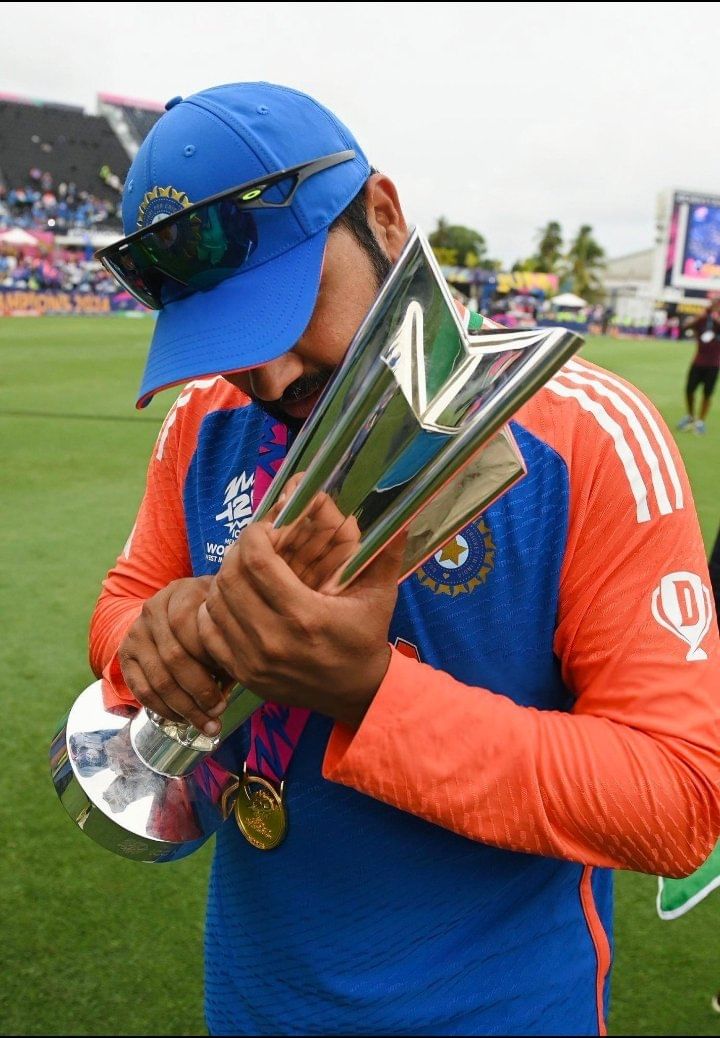 ഏകദിന ലോകകപ്പ്, ടി20 ലോകകപ്പ്, ചാമ്പ്യൻസ് ട്രോഫി, ലോക ടെസ്റ്റ് ചാമ്പ്യൻഷിപ്പ് എന്നീ നാല് ഐസിസി ഇവൻ്റുകളുടെ ഫൈനലിലാണ് രോഹിത് പ്രവേശിച്ചത്. ധോണി ആവട്ടെ ഏകദിന ലോകകപ്പ്, ടി20 ലോകകപ്പ്, ചാമ്പ്യൻസ് ട്രോഫി എന്നീ ടൂർണമെൻ്റുകളുടെ ഫൈനലിലും പ്രവേശിച്ചു. ധോണി ക്യാപ്റ്റനായിരുന്ന സമയത്ത് ലോക ടെസ്റ്റ് ചാമ്പ്യൻഷിപ്പ് തുടങ്ങിയിരുന്നില്ല. (Image Courtesy - Social Media)