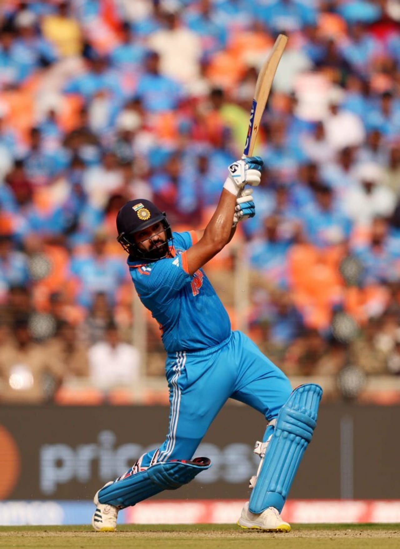 ഐസിസി ഇവൻ്റുകളിൽ സമാനതകളില്ലാത്ത നേട്ടവുമായി രോഹിത് ശർമ്മ. ഐസിസിയുടെ നാല് ഇവൻ്റുകളുടെയും ഫൈനലിൽ പ്രവേശിക്കുന്ന ആദ്യ ക്യാപ്റ്റനെന്ന റെക്കോർഡാണ് രോഹിത് ശർമ്മ കുറിച്ചത്. മൂന്ന് ഇവൻ്റുകളിൽ ഫൈനലിലെത്തിയ എംഎസ് ധോണിയെയാണ് രോഹിത് മറികടന്നത്. (Image Courtesy- Social Media)
