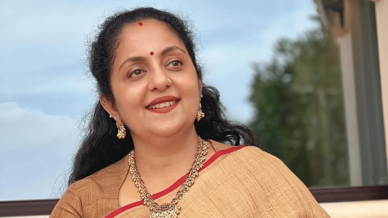 മലയാളികൾക്ക് ഏറെ സുപരിചിതരാണ് നടൻ കൃഷ്ണകുമാറിന്റെ ഭാര്യ സിന്ധു കൃഷ്ണയും ഇവരുടെ നാലു മക്കളും. യൂട്യൂബ് ചാനലുകളിൽ വീഡിയോകൾ പങ്കുവയ്ക്കുന്ന ഇവർ സമൂഹ മാധ്യമങ്ങളിൽ വളരെ സജീവമാണ്. (Image Credits: Sindhu Krishna Facebook) 