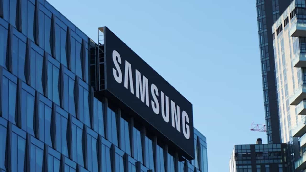 Samsung: നികുതി വെട്ടിച്ച് ടെലികോം ഉപകരണങ്ങൾ ഇറക്കുമതി ചെയ്ത് ജിയോയ്ക്ക് വിറ്റു; സാംസങിന് 5150 കോടി രൂപ പിഴ Samsung: നികുതി വെട്ടിച്ച് ടെലികോം ഉപകരണങ്ങൾ ഇറക്കുമതി ചെയ്ത് ജിയോയ്ക്ക് വിറ്റു; സാംസങിന് 5150 കോടി രൂപ പിഴ
