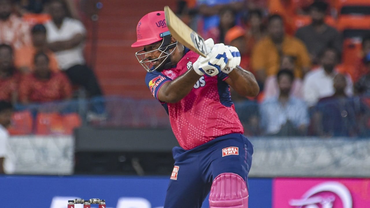 സഞ്ജു സാംസണ്‍ ബെംഗളൂരുവിലെ ബി‌സി‌സി‌ഐയുടെ സെന്റർ ഓഫ് എക്‌സലൻസിലേക്ക് മടങ്ങിയതായി റിപ്പോര്‍ട്ട്. വിക്കറ്റ് കീപ്പിംഗിനുള്ള ക്ലിയറന്‍സിനായാണ് താരം നാഷണല്‍ ക്രിക്കറ്റ് അക്കാദമിയിലേക്ക് എത്തിയതെന്നാണ് റിപ്പോര്‍ട്ട്‌ (Image Credits : PTI)