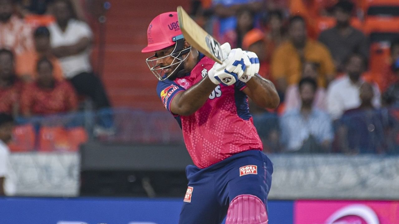 ഐപിഎല്ലില് 2020 മുതലുള്ള ഓരോ സീസണിലെയും ആദ്യ മത്സരങ്ങളില് സഞ്ജു അര്ധശതകമോ അതിന് മുകളിലോ സ്കോര് ചെയ്തിട്ടുണ്ട്. 2020ല് ചെന്നൈ സൂപ്പര് കിങ്സിനെതിരെ നടന്ന മത്സരത്തില് 32 പന്തില് 74 റണ്സാണ് സഞ്ജു നേടിയത്. 2021ല് പഞ്ചാബ് കിങ്സിനെതിരെ സെഞ്ചുറി നേടി. അന്ന് 63 പന്തില് 119 റണ്സെടുത്തു (Image Credits: PTI)