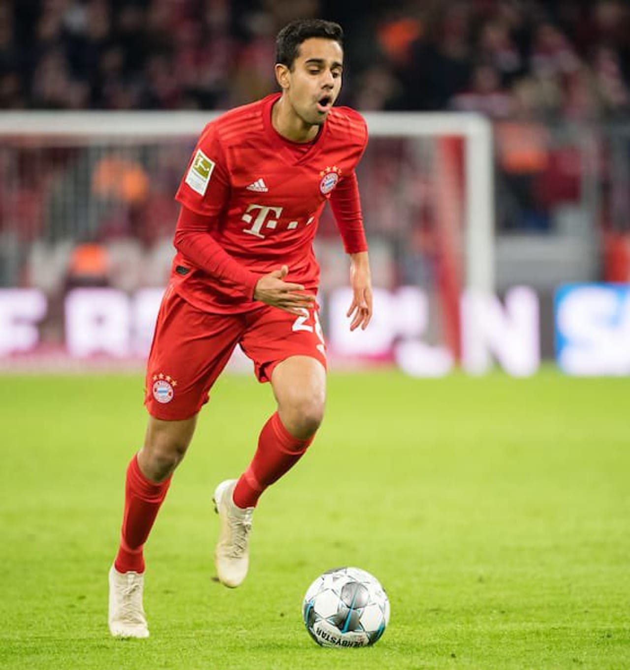 ഇരട്ട പൗരത്വമുള്ള താരങ്ങൾക്ക് ഇന്ത്യൻ ദേശീയ ടീമിൽ കളിക്കാൻ അവസരം നൽകാനുള്ള എഐഎഫ്എഫിൻ്റെ നീക്കം ആവേശത്തോടെയാണ് ആരാധകർ സ്വീകരിച്ചത്. പട്ടികയിൽ ചില ശ്രദ്ധേയ പേരുകളുണ്ട്. ബുണ്ടസ് ലിഗയിൽ കളിക്കുന്ന ജർമ്മൻ ക്ലബ് ബയേൺ മ്യൂണിക്കിൻ്റെ മുൻ താരമായ സർപ്രീത് സിംഗ് ആണ് ഇവരിൽ ഏറ്റവും പ്രധാനപ്പെട്ടത്. ന്യൂസീലൻഡിനായി ദേശീയ ടീമിൽ കളിക്കുന്ന താരം അറ്റാക്കിങ് മിഡ്ഫീൽഡറാണ്. ന്യൂസീലൻഡിനായി 17 മത്സരങ്ങളിൽ മൂന്ന് ഗോളുകൾ നേടിയ താരം നിലവിൽ പോർച്ചുഗീസ് ക്ലബ് ലെയ്രിയയിലാണ് കളിക്കുന്നത്. (Image Courtresy - Social Media)
