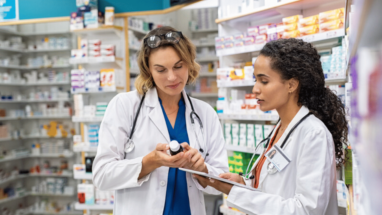 Saudi Pharmacies: സൗദിയിൽ ഇനി വിദേശികൾക്കും ഫാർമസികൾ തുടങ്ങാം; അറിയേണ്ടതെല്ലാം Saudi Pharmacies: സൗദിയിൽ ഇനി വിദേശികൾക്കും ഫാർമസികൾ തുടങ്ങാം; അറിയേണ്ടതെല്ലാം
