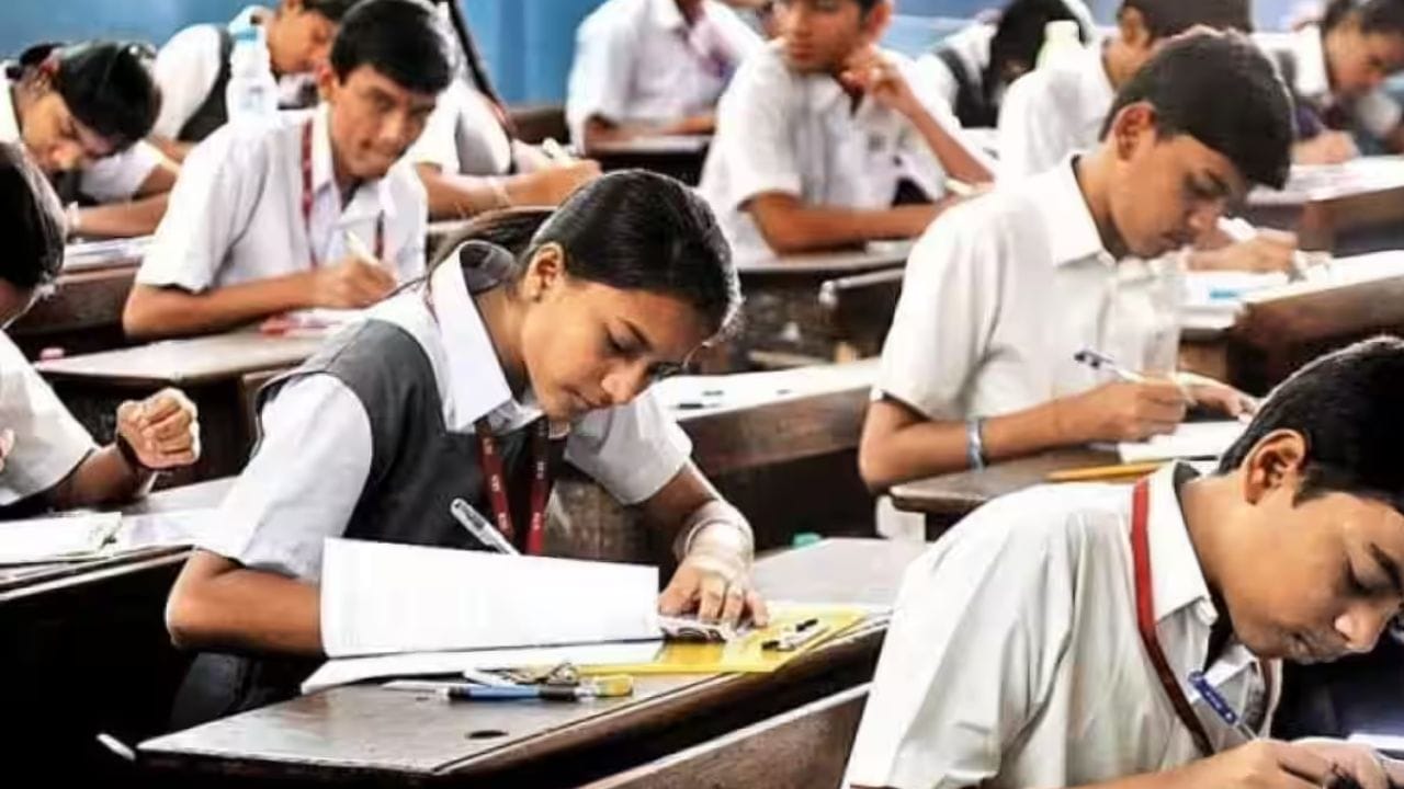 രണ്ട് മാസം ഇനി അവധിയുടെ നാളുകള്‍. വേനല്‍ അവധിക്ക് സ്‌കൂളുകള്‍ അടയ്ക്കാന്‍ ഇനി ഏതാനും ദിവസങ്ങള്‍ മാത്രം ബാക്കി. മാര്‍ച്ച് അവസാനത്തോടെ സംസ്ഥാനത്തെ സ്‌കൂളുകള്‍ രണ്ട് മാസത്തെ വേനല്‍ അവധിക്കായി അടയ്ക്കും. ഇനിയുള്ള രണ്ട് മാസം ആഘോഷത്തിന്റേതാണ്. പരീക്ഷ പേടിയില്ലാതെ സ്‌കൂളില്‍ പോകണമെന്ന ചിന്തയില്ലാതെ കുട്ടികള്‍ ആര്‍ത്തുല്ലസിക്കും. (Image Credits: Social Media)