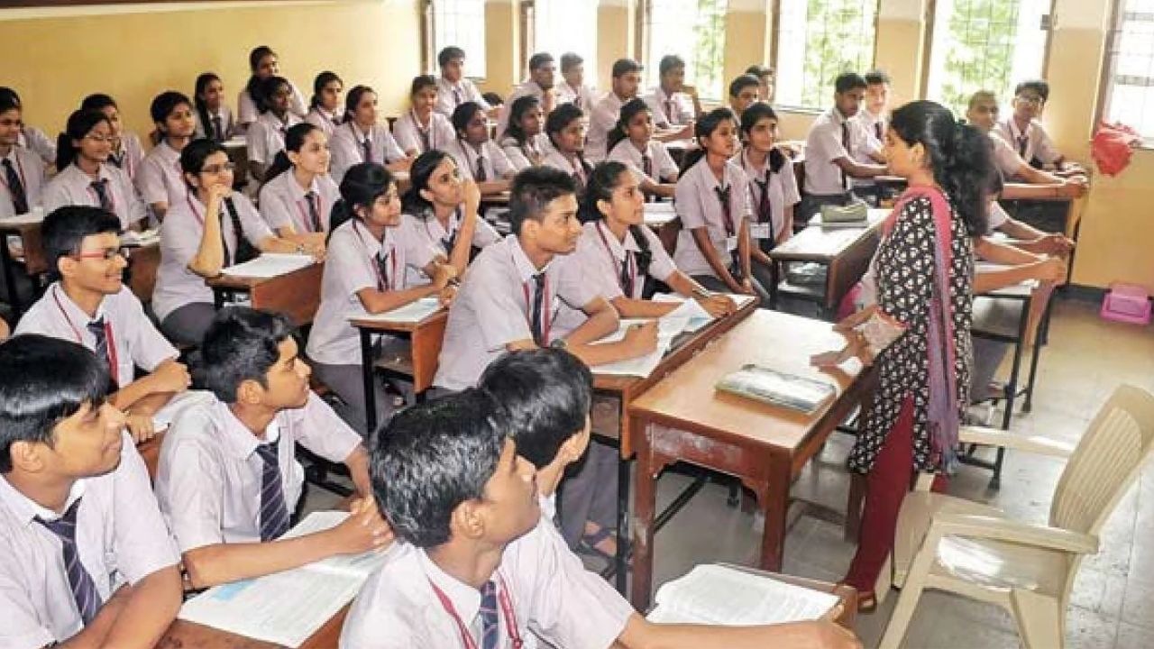 മാര്‍ച്ച് 27, 28, 29 തീയതികളോടെയാണ് സംസ്ഥാനത്തെ സ്‌കൂളുകള്‍ അടയ്ക്കുന്നത്. മാര്‍ച്ച് 27ന് ഒന്‍പത് വരെ ക്ലാസുകളിലെ പരീക്ഷ അവസാനിക്കും. മാര്‍ച്ച് 28നാണ് എസ്എസ്എല്‍സി പരീക്ഷകള്‍ അവസാനിക്കുന്നത്. മാര്‍ച്ച് 29ന് ഹയര്‍ സെക്കന്‍ഡറി പരീക്ഷകള്‍ക്കും പരിസമാപ്തി കുറിക്കും. (Image Credits: Social Media)