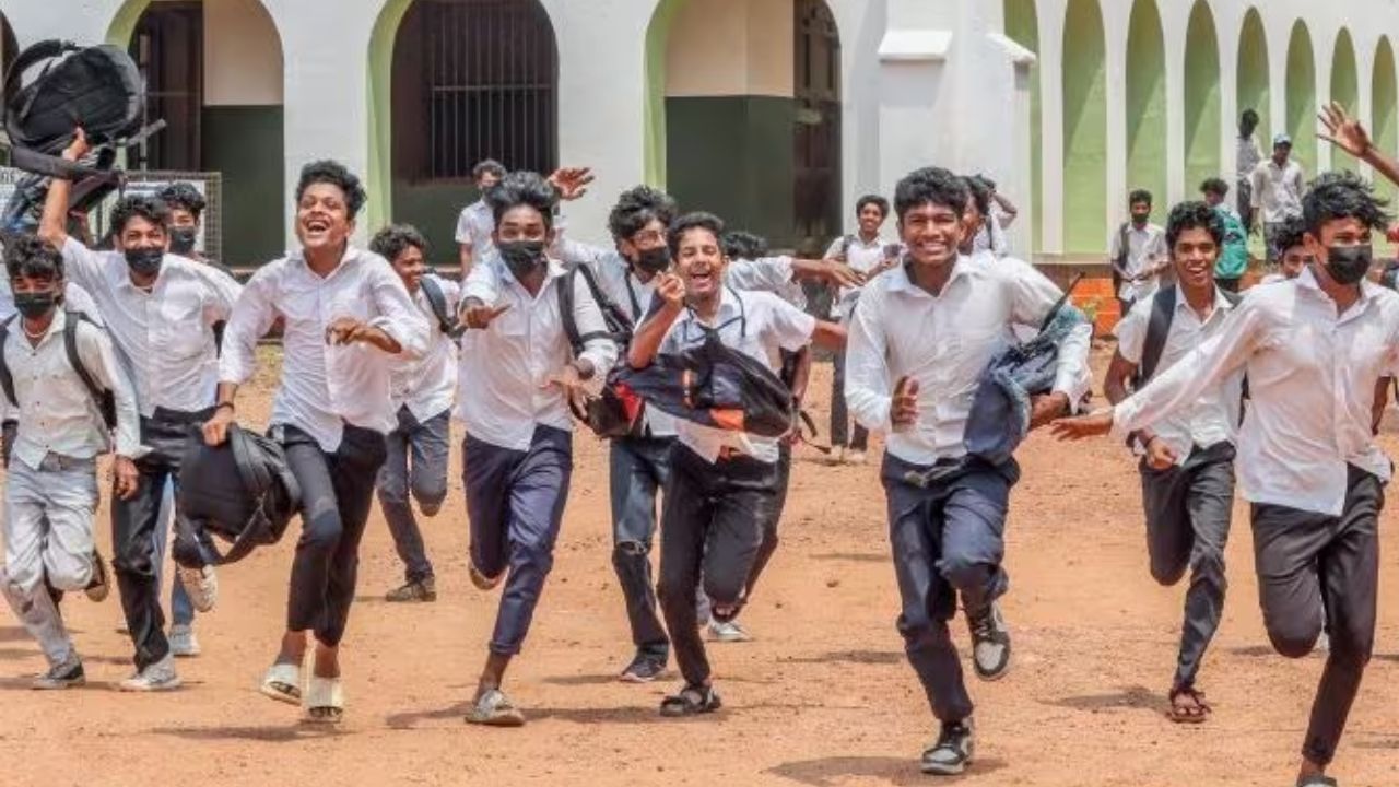 പരീക്ഷ കഴിഞ്ഞല്ലോ എന്തായാലും ജയിക്കും എന്ന പ്രതീക്ഷ ആര്‍ക്കും വേണ്ട. ഈ വര്‍ഷം മുതല്‍ എട്ടാം ക്ലാസില്‍ ഓള്‍ പാസ് ഉണ്ടാകില്ല. പരീക്ഷയില്‍ 30 ശതമാനം മാര്‍ക്കെങ്കിലും നേടാന്‍ സാധിക്കാത്ത കുട്ടികള്‍ സേ പരീക്ഷ എഴുതേണ്ടതായി വരും. (Image Credits: Social Media)