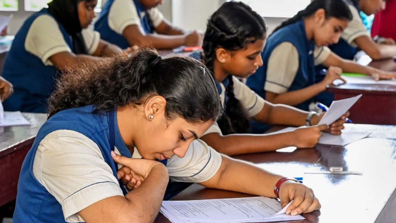 ഏപ്രില്‍ 25 മുതലാണ് എട്ടാം ക്ലാസ് വിദ്യാര്‍ഥികള്‍ക്കായുള്ള സേ പരീക്ഷ ആരംഭിക്കുന്നത്. ഈ വര്‍ഷം എട്ടാം ക്ലാസുകാര്‍ക്കും അടുത്ത അധ്യയന വര്‍ഷം മുതല്‍ ഒമ്പതാം ക്ലാസിലും പത്താം ക്ലാസിലും മിനിമം മാര്‍ക്ക് ഏര്‍പ്പെടുത്താനാണ് വിദ്യാഭ്യാസ വകുപ്പിന്റെ നീക്കം. (Image Credits: Social Media)