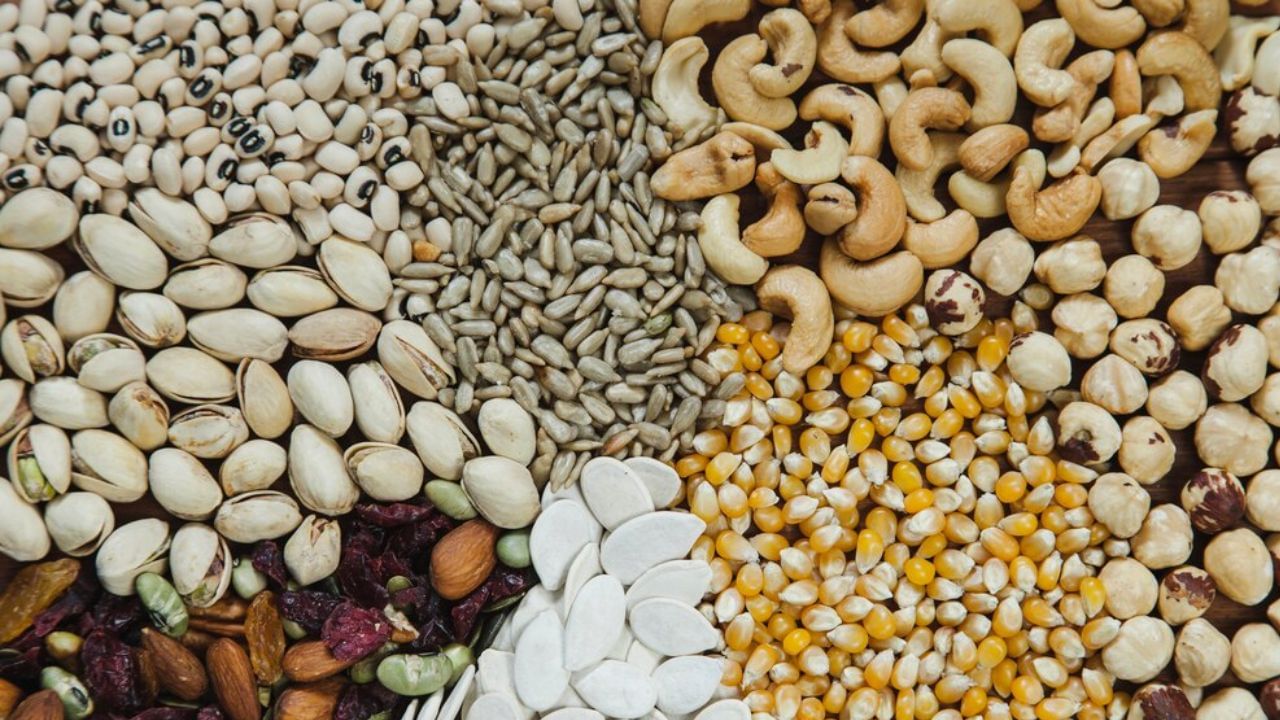 വൈറ്റമിന്‍ ഡി,ബി 12, ഇലക്ട്രോലൈറ്റുകള്‍ എന്നിവയുടെ കുറവ് ഉണ്ടാകുന്നതും കണ്ണ് തുടിക്കലിന് കാരണമാകും. അതിനായി സൂര്യപ്രകാശം കൊള്ളുകയും കൂണ്‍, മുട്ട, സീഡ്‌സ്, നട്‌സ്, പൂല്‍, പാലുത്പന്നങ്ങള്‍, തവിട് കളയാത്ത ധാന്യങ്ങള്‍, കരിക്കിന്‍ വെള്ളം തുടങ്ങിയവ കഴിക്കാവുന്നതാണ്.