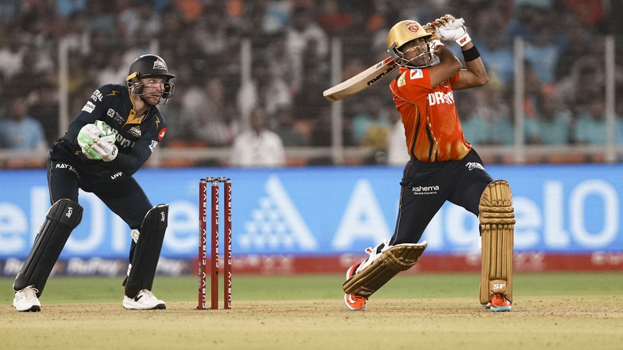 പഞ്ചാബിന്റെ ഇന്നിങ്‌സിലെ അവസാന ഓവറിലെ എല്ലാ പന്തും ശശാങ്കാണ് നേരിട്ടത്. താരം ആ ഓവറില്‍ നേടിയ 22 റണ്‍സ് പഞ്ചാബിന്റെ വിജയത്തില്‍ നിര്‍ണായകമായി. സ്‌ട്രൈക്ക് കിട്ടാത്തതിനാല്‍ ശ്രേയസിന് സെഞ്ചുറി തികയ്ക്കാനുമായില്ല (Image Credits: PTI)