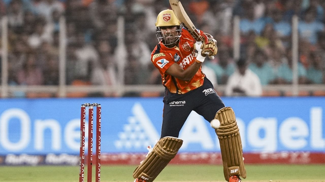 തന്റെ സെഞ്ചുറിയെകുറിച്ച് വിഷമിക്കേണ്ടയെന്ന് ശ്രേയസ് അവസാന ഓവറിലെ ആദ്യ പന്തില്‍ തന്നെ തന്നോട് പറഞ്ഞെന്ന് ശശാങ്ക് സ്റ്റാര്‍ സ്‌പോര്‍ട്‌സിനോട് പറഞ്ഞു. പന്ത് നിരീക്ഷിച്ച് കൃത്യമായി പ്രതികരിക്കുകയെന്നാണ് ശ്രേയസ് പറഞ്ഞതെന്നും ശശാങ്ക് വെളിപ്പെടുത്തി (Image Credits: PTI)