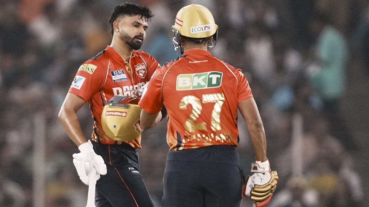 ശ്രേയസ് അയ്യര്‍ (പുറത്താകാതെ 42 പന്തില്‍ 97), പ്രിയാന്‍ഷ് ആര്യ (23 പന്തില്‍ 47), ശശാങ്ക് സിങ് (പുറത്താകാതെ 16 പന്തില്‍ 44) എന്നിവരുടെ ബാറ്റിങ് കരുത്തിലാണ് കഴിഞ്ഞ മത്സരത്തില്‍ പഞ്ചാബ് കിങ്‌സ് ഗുജറാത്ത് ടൈറ്റന്‍സിനെ തോല്‍പിച്ചത്. 20 ഓവറില്‍ അഞ്ച് വിക്കറ്റ് നഷ്ടത്തില്‍ 243 റണ്‍സാണ് പഞ്ചാബ് നേടിയത്. ഗുജറാത്തിന്റെ പോരാട്ടം 232 റണ്‍സില്‍ അവസാനിച്ചു (Image Credits: PTI)