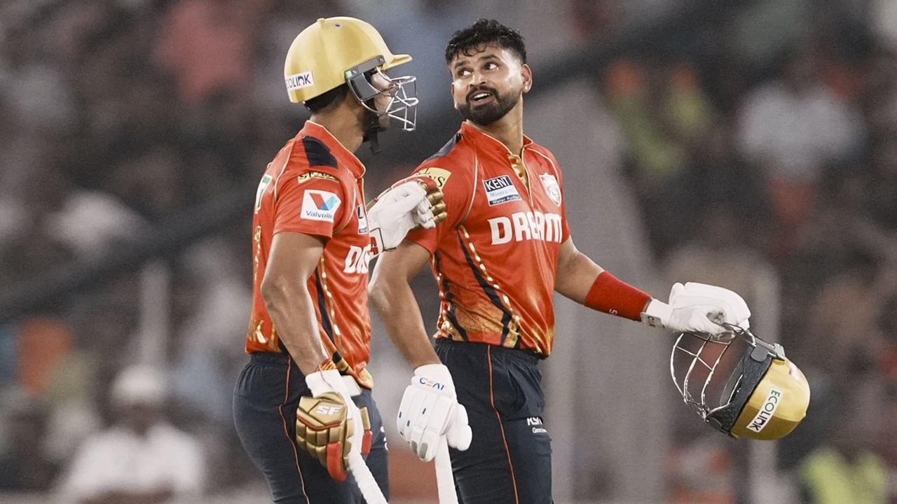 എന്തുകൊണ്ടാണ് ശ്രേയസിന് സ്‌ട്രൈക്ക് കൈമാറാത്തതെന്ന് ശശാങ്ക് വെളിപ്പെടുത്തി. തന്റെ സെഞ്ചുറിയെക്കുറിച്ച് ചിന്തിക്കരുതെന്നും, കഴിയുന്നത്ര ബൗണ്ടറികള്‍ അടിക്കണമെന്നുമായിരുന്നു ശശാങ്കിന് ശ്രേയസ് നല്‍കിയ നിര്‍ദ്ദേശം. ശശാന്ത് അത് കൃത്യമായി ചെയ്തു (Image Credits: PTI)