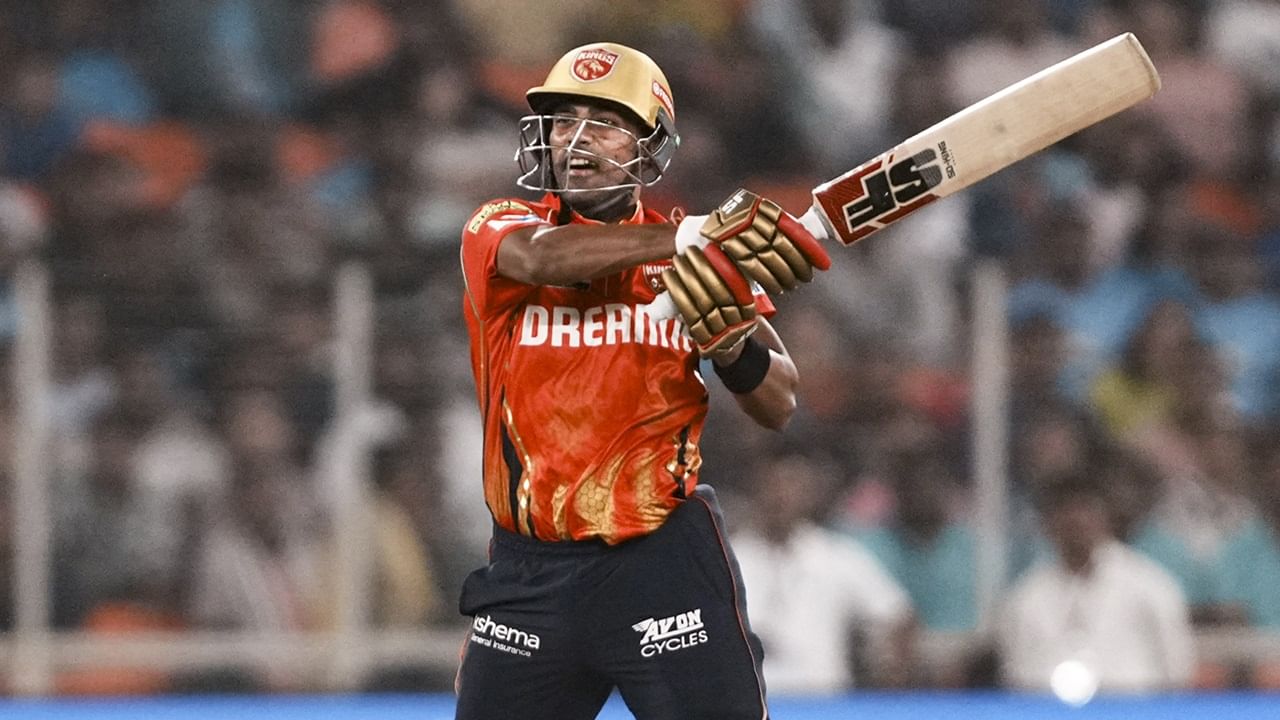 താന്‍ സ്‌കോര്‍ബോര്‍ഡില്‍ നോക്കിയിരുന്നില്ല. ആദ്യ പന്ത് അടിച്ചുകഴിഞ്ഞാണ് ശ്രേയസ് 97ലാണെന്ന് ശ്രദ്ധിച്ചത്. സിംഗിളെടുക്കണമോയെന്ന് താന്‍ ചോദിക്കാനിരുന്നപ്പോള്‍ ശ്രേയസ് തന്റെ അടുത്തേക്ക് വന്നു. 100നെക്കുറിച്ച് വിഷമിക്കേണ്ടെന്ന് പറഞ്ഞു. എല്ലാ പന്തുകളും ബൗണ്ടറി പായിക്കാന്‍ ശ്രേയസ് പറഞ്ഞപ്പോള്‍ തനിക്ക് ആത്മവിശ്വാസം തോന്നിയെന്നും താരം കൂട്ടിച്ചേര്‍ത്തു (Image Credits: PTI)