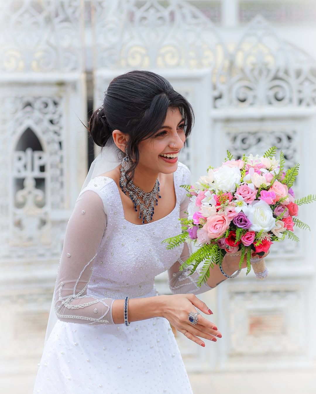 ഇപ്പോഴിതാ ശ്രുതി വിവാഹത്തെ കുറിച്ച് പറഞ്ഞ കാര്യങ്ങളാണ് സോഷ്യൽ മീഡിയയിൽ ശ്രദ്ധ നേടുന്നത്. യൂട്യൂബ് ചാനൽ വളർത്താൻ കല്യാണം കഴിച്ചവരെ തനിക്കറിയാമെന്നും അങ്ങനെ ഗതി കെട്ട് കല്യാണം കഴിക്കേണ്ട ആവശ്യം തനിക്കില്ലെന്നുമാണ് ശ്രുതി രജനികാന്ത് പറയുന്നത്.  (image credits:instagram)