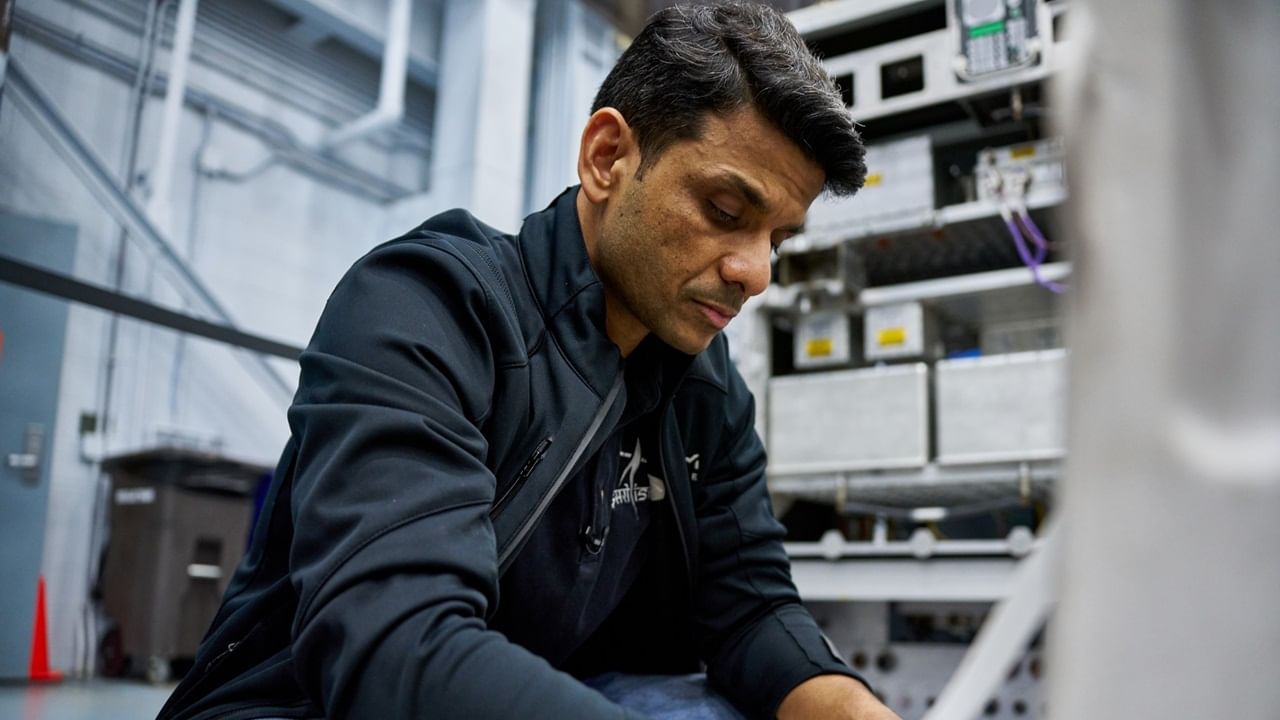 ദൗത്യത്തിന്റെ തീയതി വ്യക്തമല്ല. എങ്കിലും അത് ഉടനുണ്ടാകുമെന്നാണ് സൂചന. ഒരുപക്ഷേ, ജൂണിന് മുമ്പ് തന്നെ. ഫ്ലോറിഡയിലെ നിലയത്തിൽ നിന്ന് സ്‌പേസ് എക്‌സ് ഡ്രാഗൺ ബഹിരാകാശ പേടകത്തിലാണ്‌ ഇന്ത്യന്‍ വ്യോമസേനയിലെ ഗ്രൂപ്പ് ക്യാപ്റ്റനായ ശുഭാന്‍ഷു ബഹിരാകാശ നിലയത്തിലേക്ക് പുറപ്പെടുന്നത് (Image Credits: Social Media)