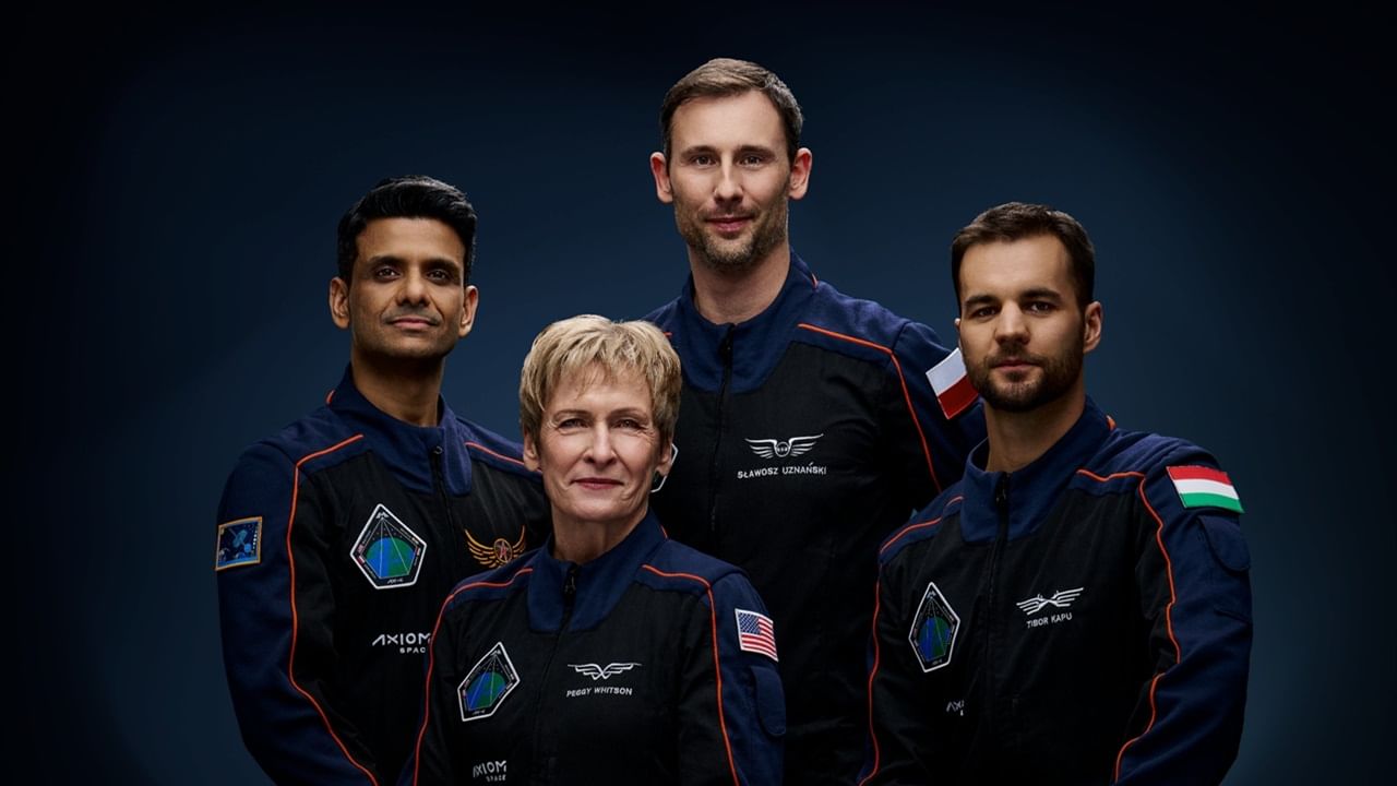 ആക്സിയം മിഷൻ 4 ന്റെ പൈലറ്റാണ് ഇദ്ദേഹം. ഉത്തര്‍പ്രദേശ് സ്വദേശിയാണ് ഈ 39കാരന്‍. യുഎസിന്റെ  പെഗ്ഗി വിറ്റ്‌സൺ നേതൃത്വം നല്‍കുന്ന ദൗത്യത്തില്‍ ശുഭാന്‍ഷുവിനൊപ്പം സ്വാവോസ് ഉസ്നാൻസ്കി (പോളണ്ട്‌),  ടിബോർ കപു (ഹംഗേറിയ) എന്നിവരുമുണ്ട്. (Image Credits: Social Media)