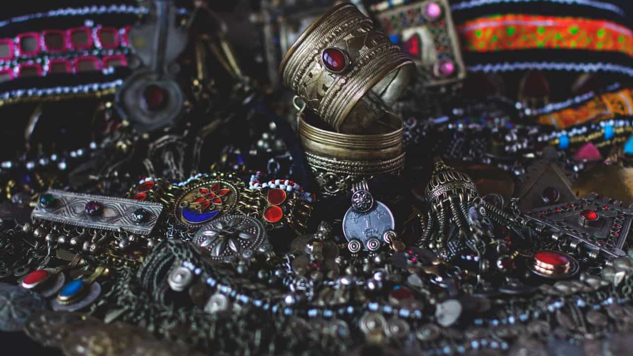 Silver Price Hike: പൊന്നിന്‍ തിളക്കം മറികടക്കും; നിക്ഷേപിക്കാന്‍ വെള്ളിയാണ് ബെസ്റ്റെന്ന് വിപണി, 2025 അല്‍പം കളറാകും