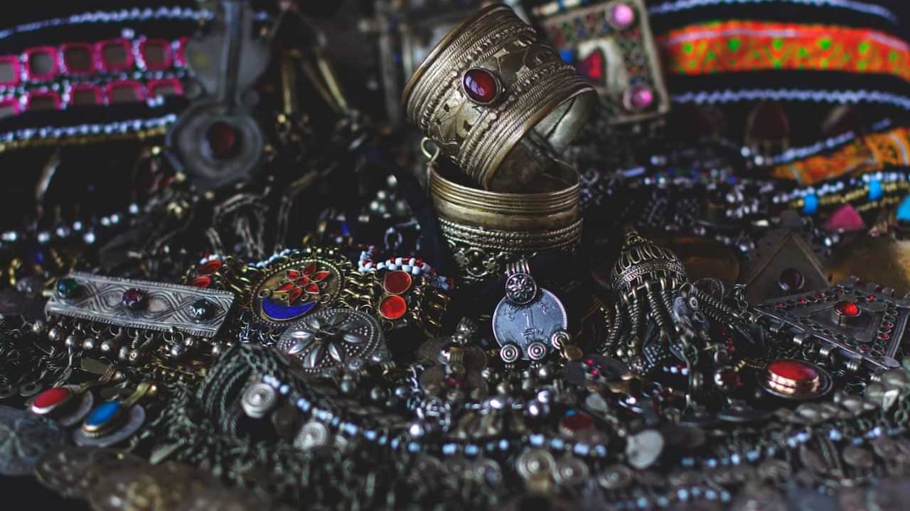 Silver Price Hike: പൊന്നിന്‍ തിളക്കം മറികടക്കും; നിക്ഷേപിക്കാന്‍ വെള്ളിയാണ് ബെസ്റ്റെന്ന് വിപണി, 2025 അല്‍പം കളറാകും