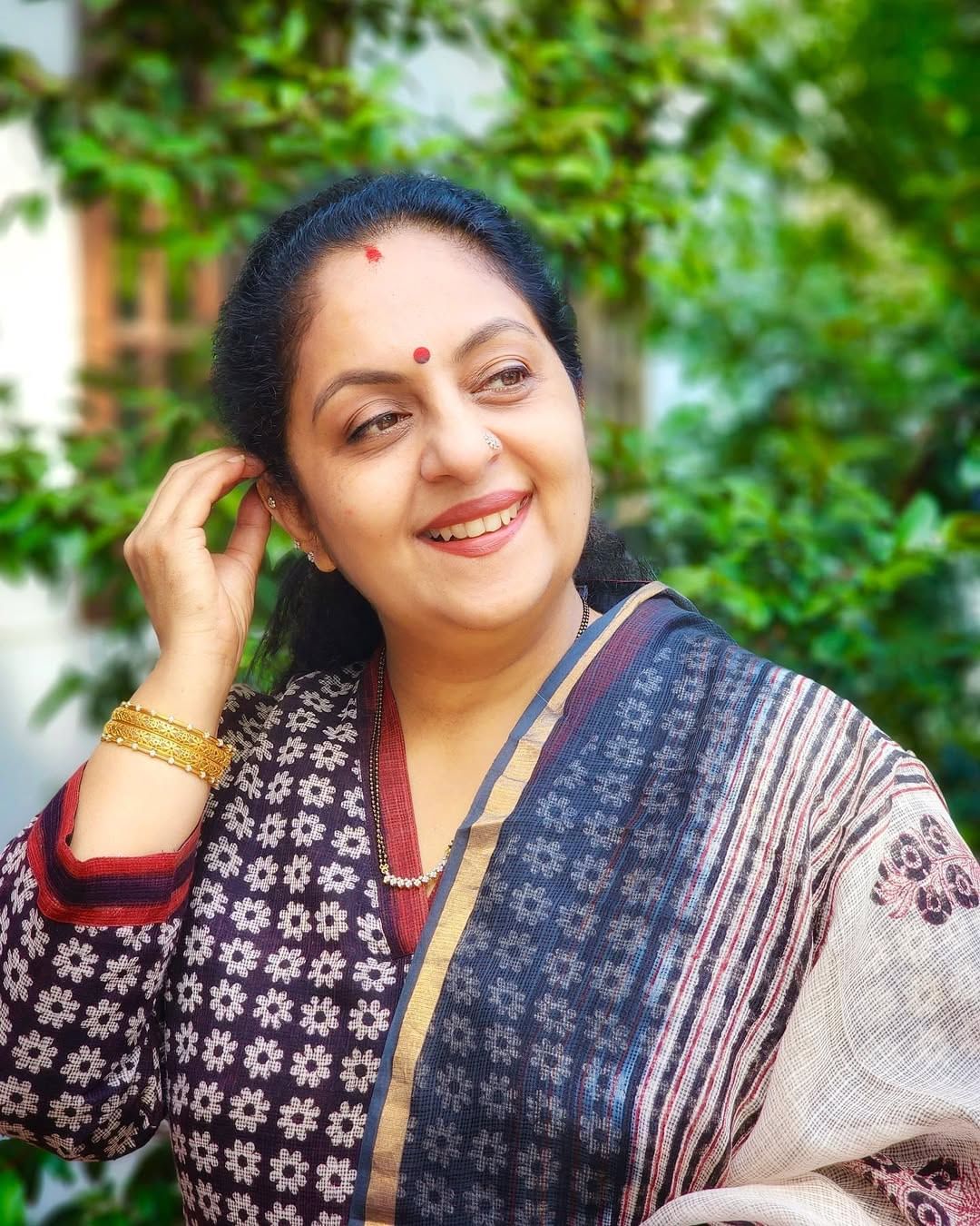 പ്രശ്നം എന്താണെന്ന് വെച്ചാല് എല്ലാവരും നല്ല നല്ല പേരുകള് തിരഞ്ഞെടുത്ത് ഇടുന്നത് കൊണ്ട് ആ പേരിലുള്ള കുട്ടികള് നമ്മുടെ പരിചയത്തിലുണ്ട്. പണ്ട് മക്കള്ക്ക് പേരിട്ടപ്പോള് ആര്ക്കും അധികമില്ലാത്ത പേരുകളായിരുന്നു. അതൊക്കെ ഇപ്പോള് എല്ലാവര്ക്കുമുണ്ട്. അതുകൊണ്ട് നല്ലൊരെണ്ണത്തിനെ കണ്ടെത്തുന്നതിനായി തപ്പികൊണ്ടിരിക്കുകയാണെന്നും സിന്ധു കൃഷ്ണ പറഞ്ഞു. (Image Credits: Instagram)