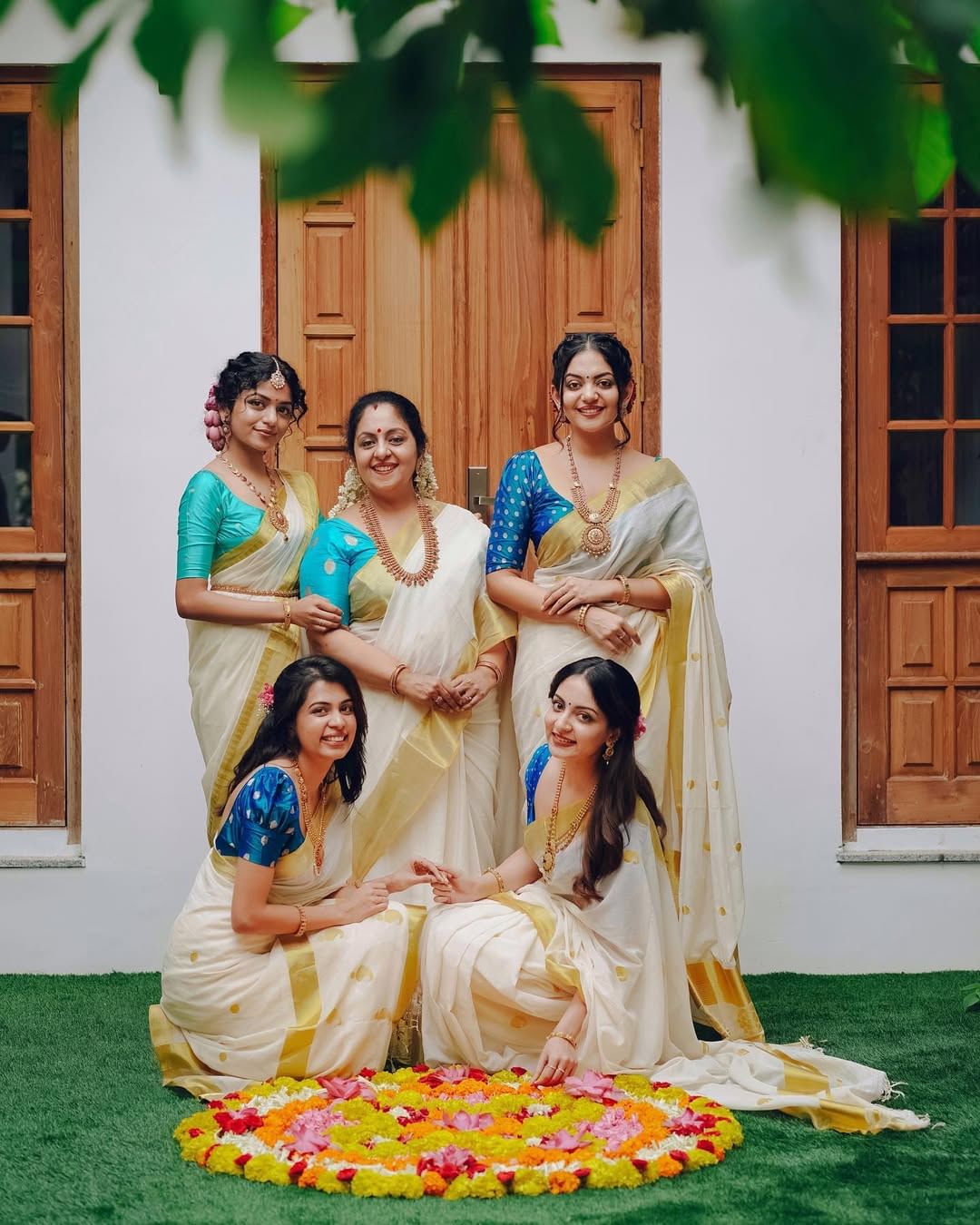 മക്കളുടെ കാര്യവും വീട്ടിലെ തിരക്കും കാരണം സ്വന്തം കാര്യം നോക്കാന് സമയം കിട്ടാറില്ലെന്നാണ് സിന്ധു പറയുന്നത്. തടി കുറയ്ക്കണമെന്ന് ആഗ്രഹമുണ്ടെങ്കിലും അതിനും സമയം ലഭിക്കാറില്ലെന്ന് സിന്ധു വീഡിയോയില് പറഞ്ഞു. (Image Credits: Instagram)