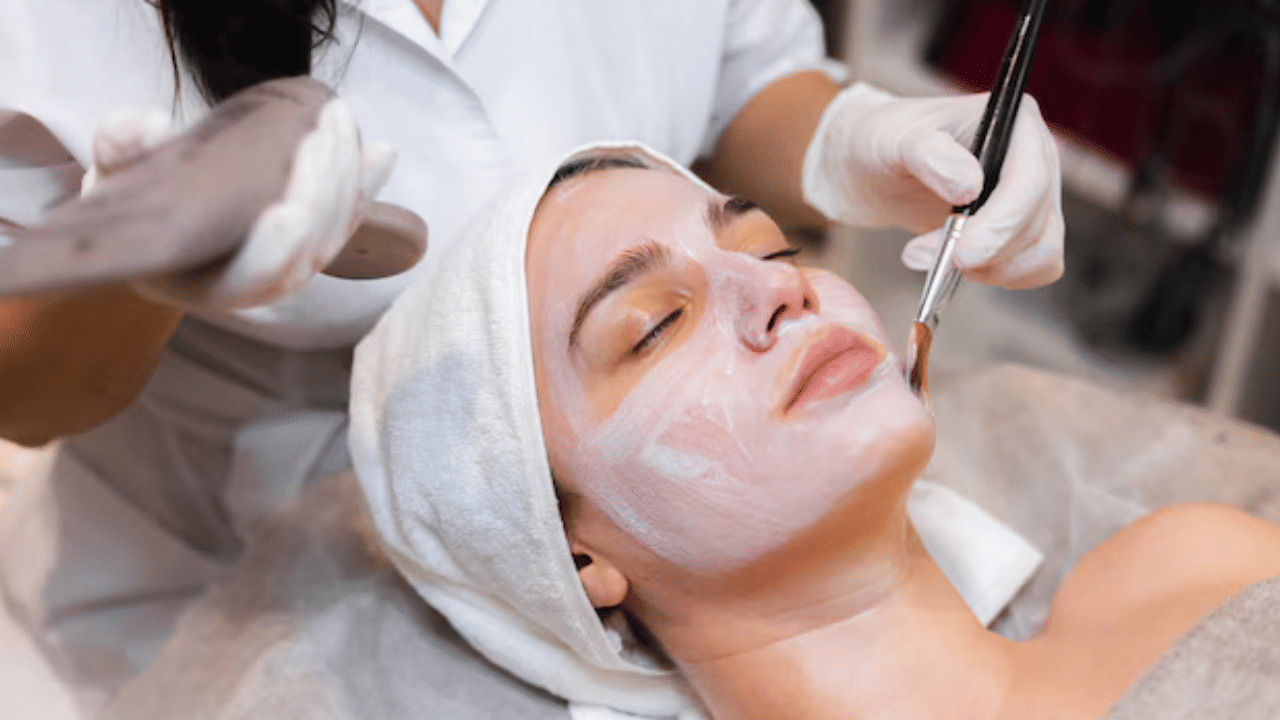 ചർമ്മസംരക്ഷണത്തിന് ഓൺലൈനിലും സോഷ്യൽ മീഡിയയിലും ഉൾപ്പെടെ കാണുന്ന ടിപ്പുകൾ പരീക്ഷിക്കുന്നവരാണ് നമ്മൾ. ചിലർ ശരിയും തെറ്റും ഏതാണെന്ന് പോലും മനസിലാക്കാതെ പലപ്പോഴും ഓരോന്ന് വാരി മുഖത്ത് പുരട്ടാറുണ്ട്. ഇത് നിങ്ങളുടെ മുഖചർമ്മത്തിന്റെ ആരോഗ്യത്തെ ദോഷകരമായി ബാധിക്കുന്നു.