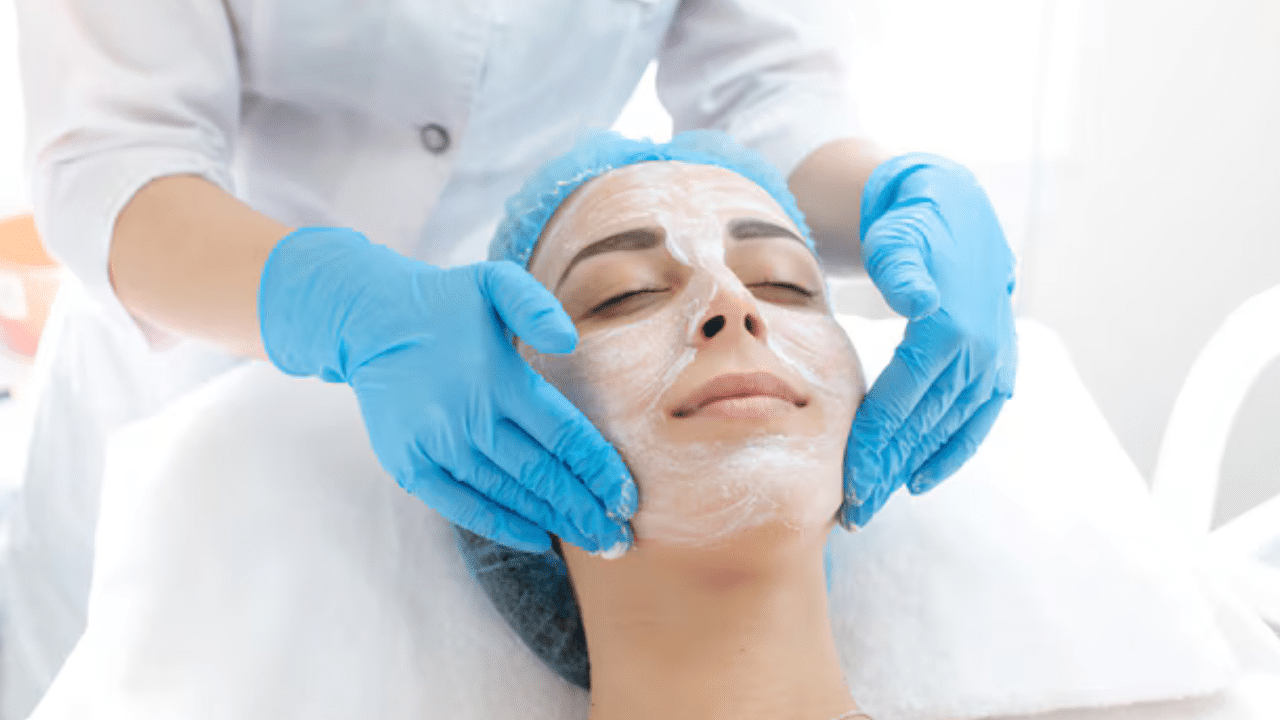 ആപ്പിൾ സിഡെർ വിനെഗർ: ആന്റി-ഇൻഫ്ലമേറ്ററി, ആൻ്റി ബാക്ടീരിയൽ ഗുണങ്ങൾക്ക് പേരുകേട്ട ആപ്പിൾ സിഡെർ വിനെഗർ മുഖത്ത് അല്പമേ പുരട്ടാവൂ. മുഖത്ത് ഇവ അമിതമായി പുരട്ടുന്നത് പിഎച്ച് അളവ് മാറ്റുകയും എക്സ്ഫോളിയേഷനിലേക്ക് നയിക്കുകയും ചെയ്യും. അതിനാൽ ഇത് ചർമ്മത്തിന്റെ വരൾച്ചയ്ക്കും കടുത്ത പ്രകോപിപ്പിക്കലിനും കാരണമാകും.