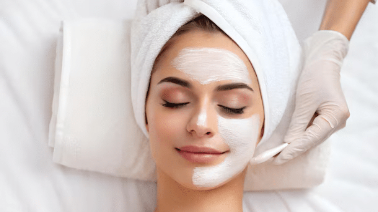 വെളിച്ചെണ്ണയും ഒലിവ് എണ്ണയും: ചർമ്മസംരക്ഷണ ദിനചര്യയിൽ രണ്ട് എണ്ണകളുടെ സംയോജനം ഒരിക്കലും ഉണ്ടാകരുത്. എണ്ണമയമുള്ളതും മുഖക്കുരു സാധ്യതയുള്ളതുമായ ചർമ്മമുള്ളവർ ഒരിക്കലും ഒരു ഫേഷ്യൽ മാസ്കിൽ രണ്ട് എണ്ണകൾ ഉപയോഗിക്കരുത്. ഈ മിശ്രിതം സെബത്തിന്റെ ഉത്പാദനം വർദ്ധിപ്പിക്കുകയും ഗുരുതരമായ മുഖക്കുരുവിലേക്ക് നയിക്കുകയും ചെയ്യും.