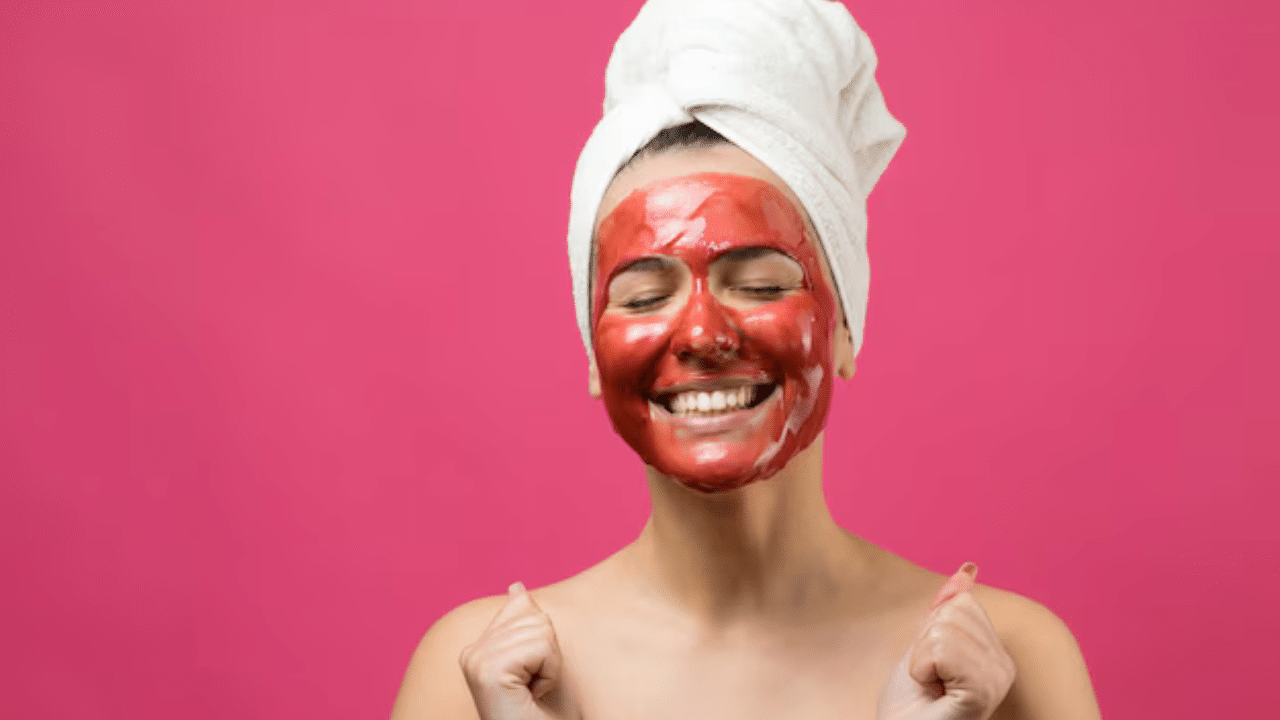 നിങ്ങൾ മുഖകാന്തിക്ക് വീട്ടിൽ തന്നെ മാസ്ക്കുകൾ ഉണ്ടാക്കാറുണ്ട്. എന്നാൽ അതിൽ ചേരേണ്ടത് മാത്രമെ ചേർക്കാവൂ. തിളങ്ങുന്നതും മിനുസമാർന്നതുമായ ചർമ്മം ലഭിക്കുന്നതിന് നിങ്ങൾ വീട്ടിൽ തന്നെ ഉണ്ടാക്കുന്ന മാസ്കുകളിൽ നിന്ന് ഈ ചേരുവകൾ ഒഴിവാക്കുക.